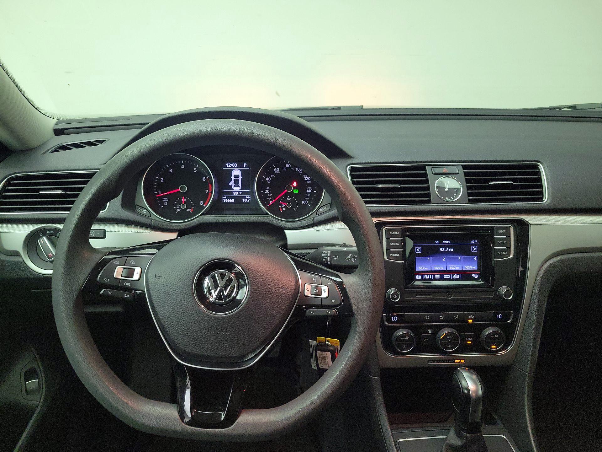 Thumbnail: 2016 Volkswagen Passat - 10