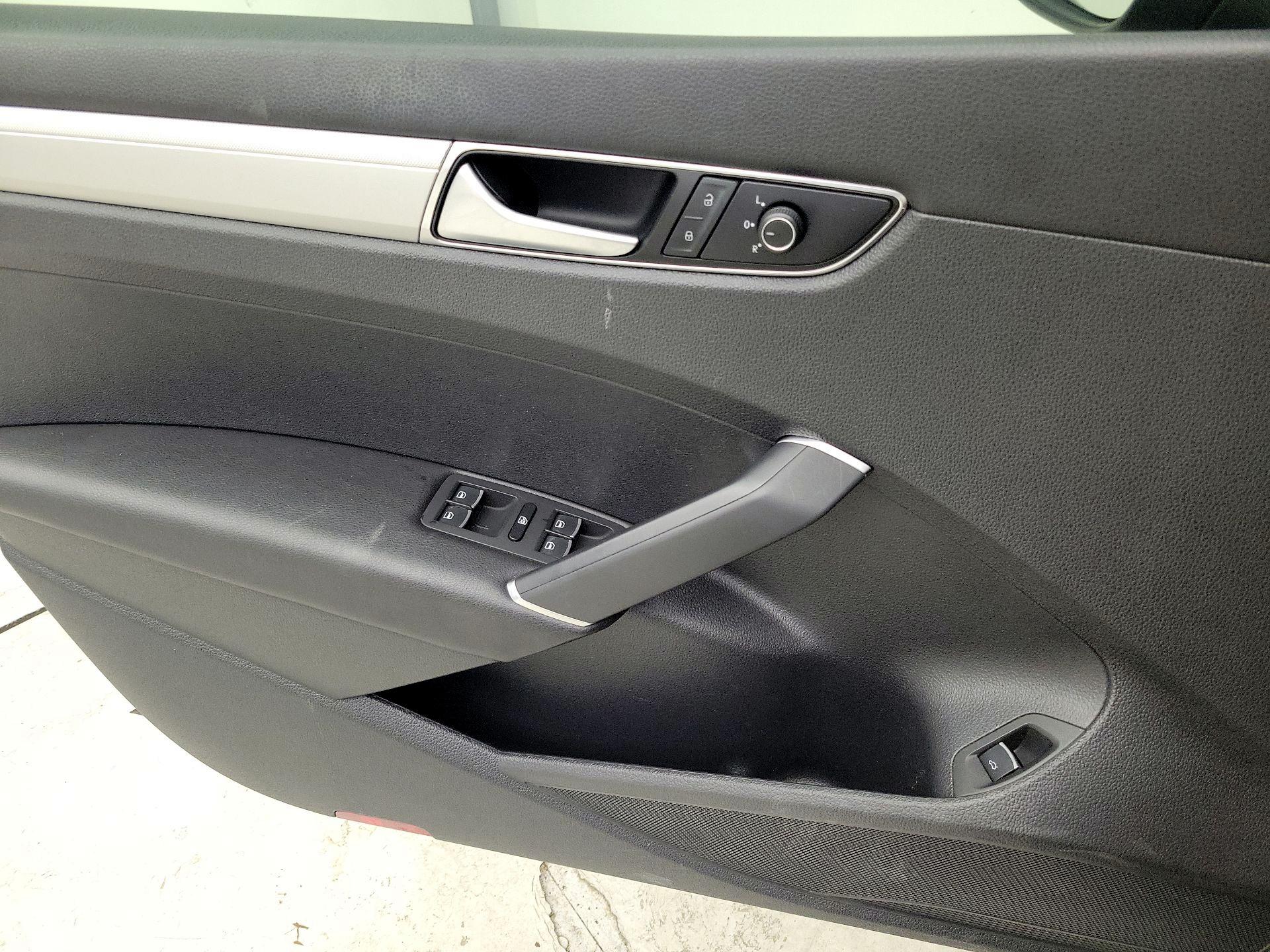 Thumbnail: 2016 Volkswagen Passat - 12