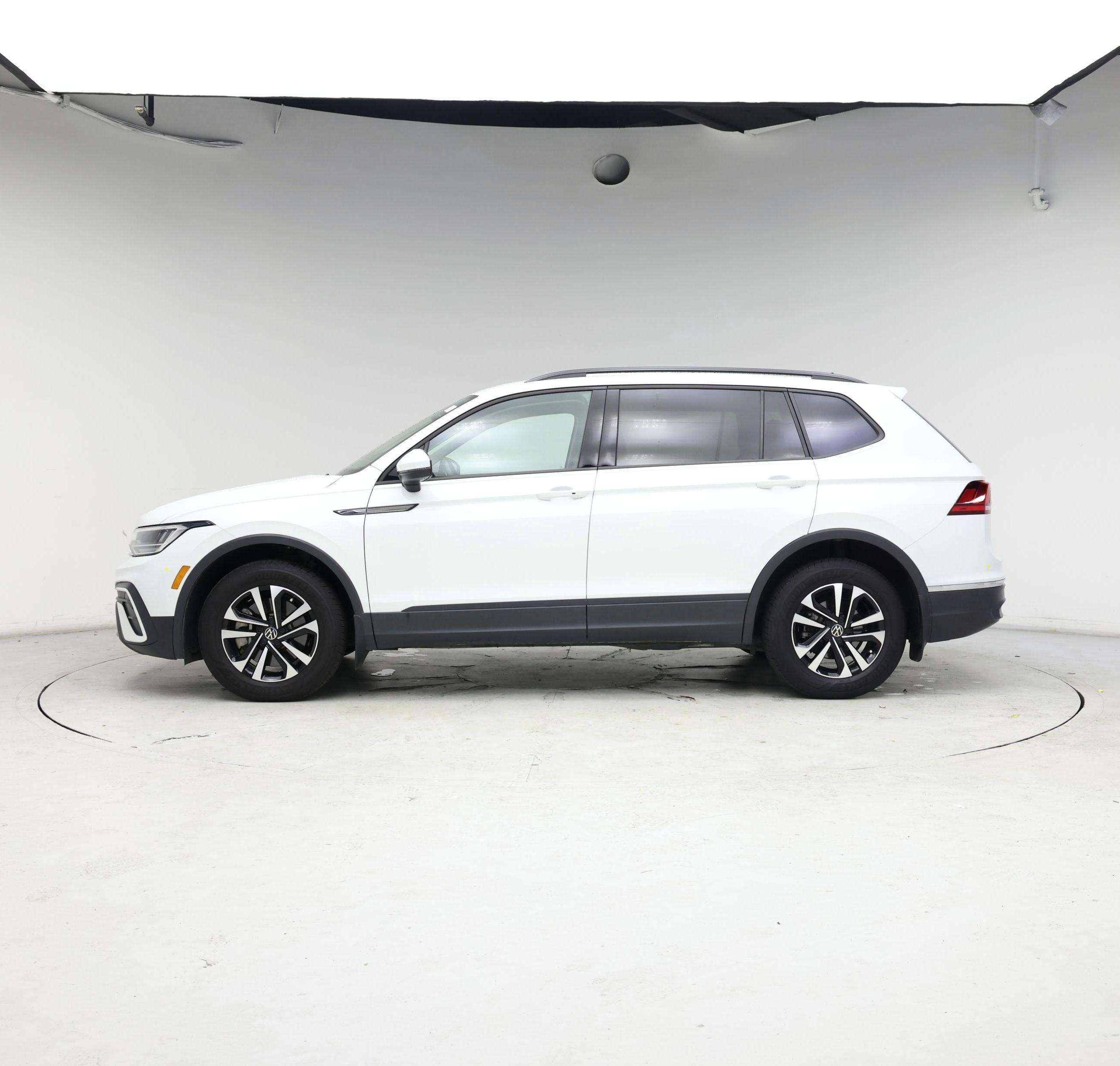 Thumbnail: 2023 Volkswagen Tiguan - 3