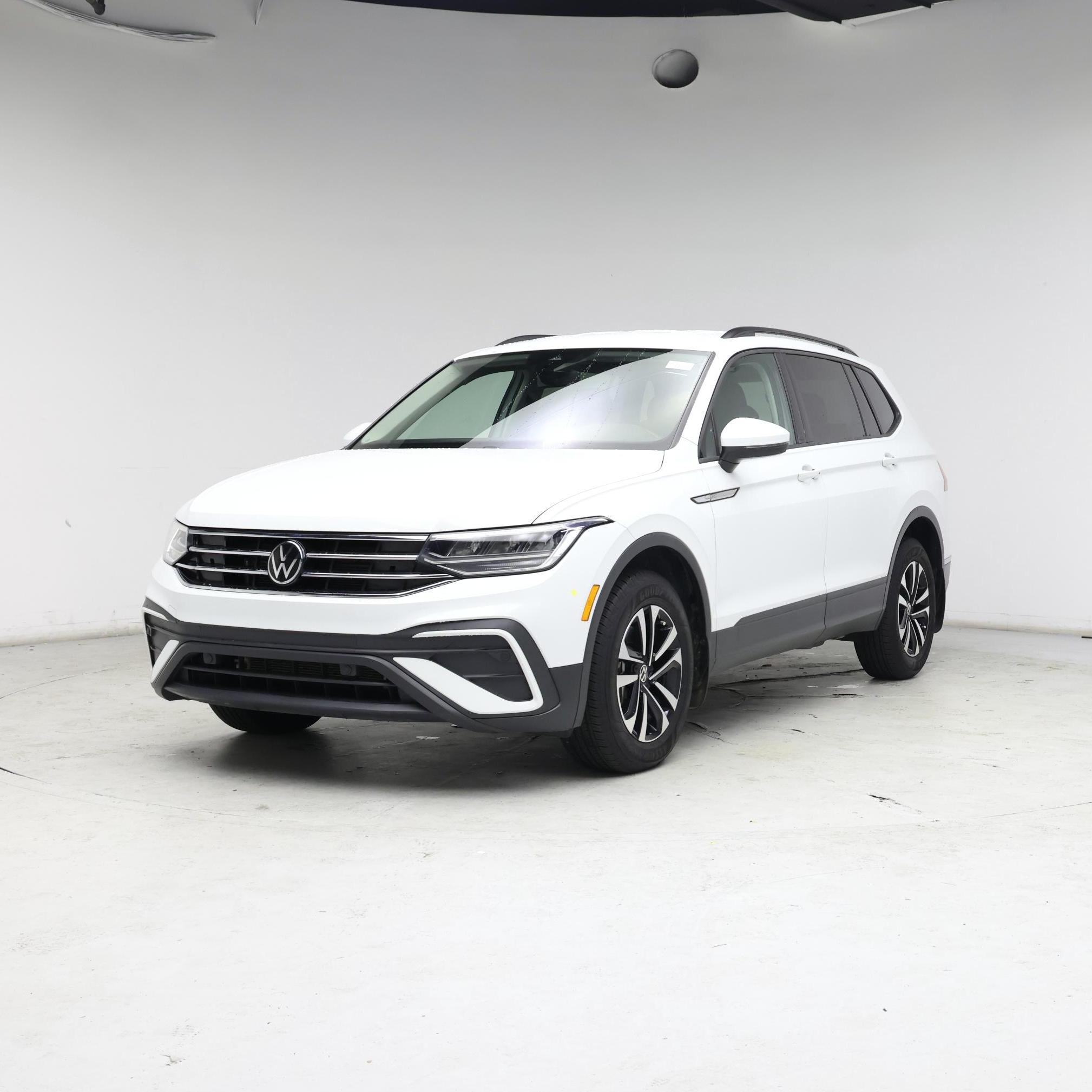 Thumbnail: 2023 Volkswagen Tiguan - 4