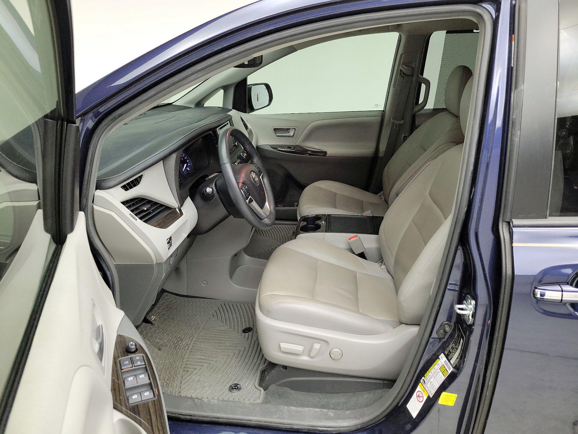 Thumbnail: 2018 Toyota Sienna - 11