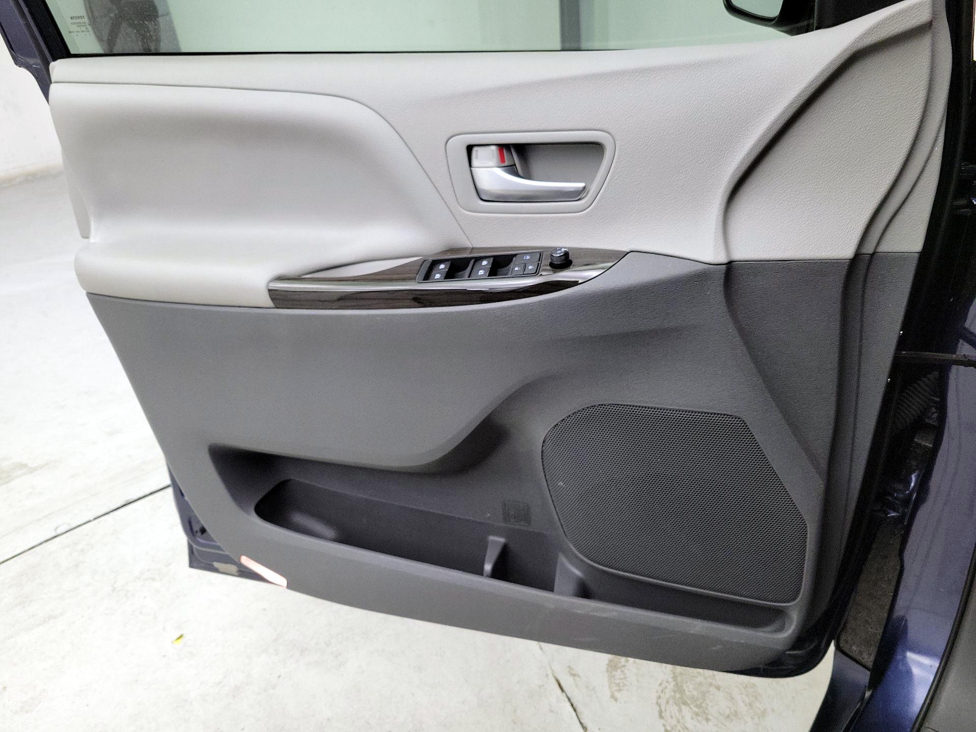 Thumbnail: 2018 Toyota Sienna - 12