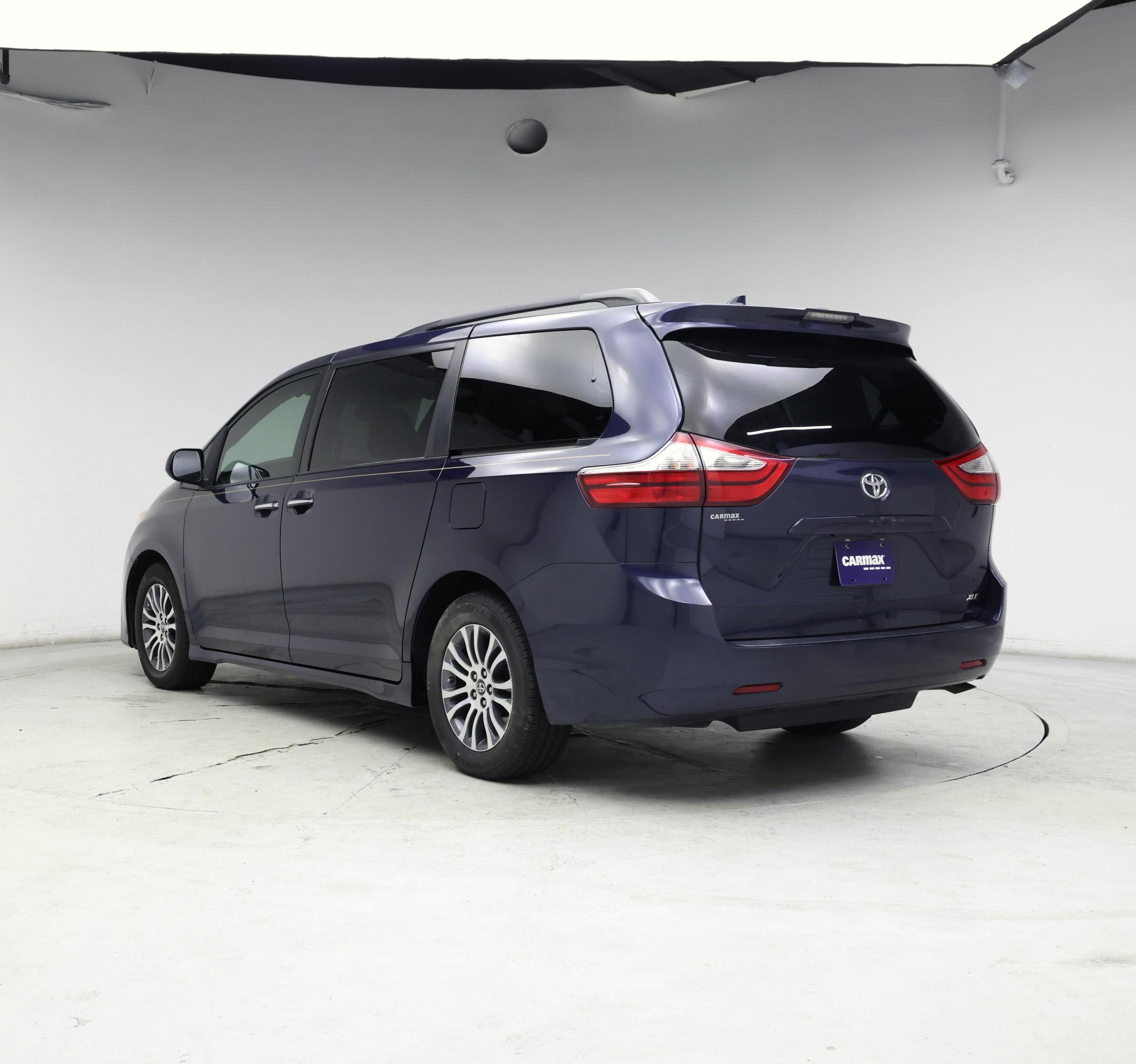 Thumbnail: 2018 Toyota Sienna - 2