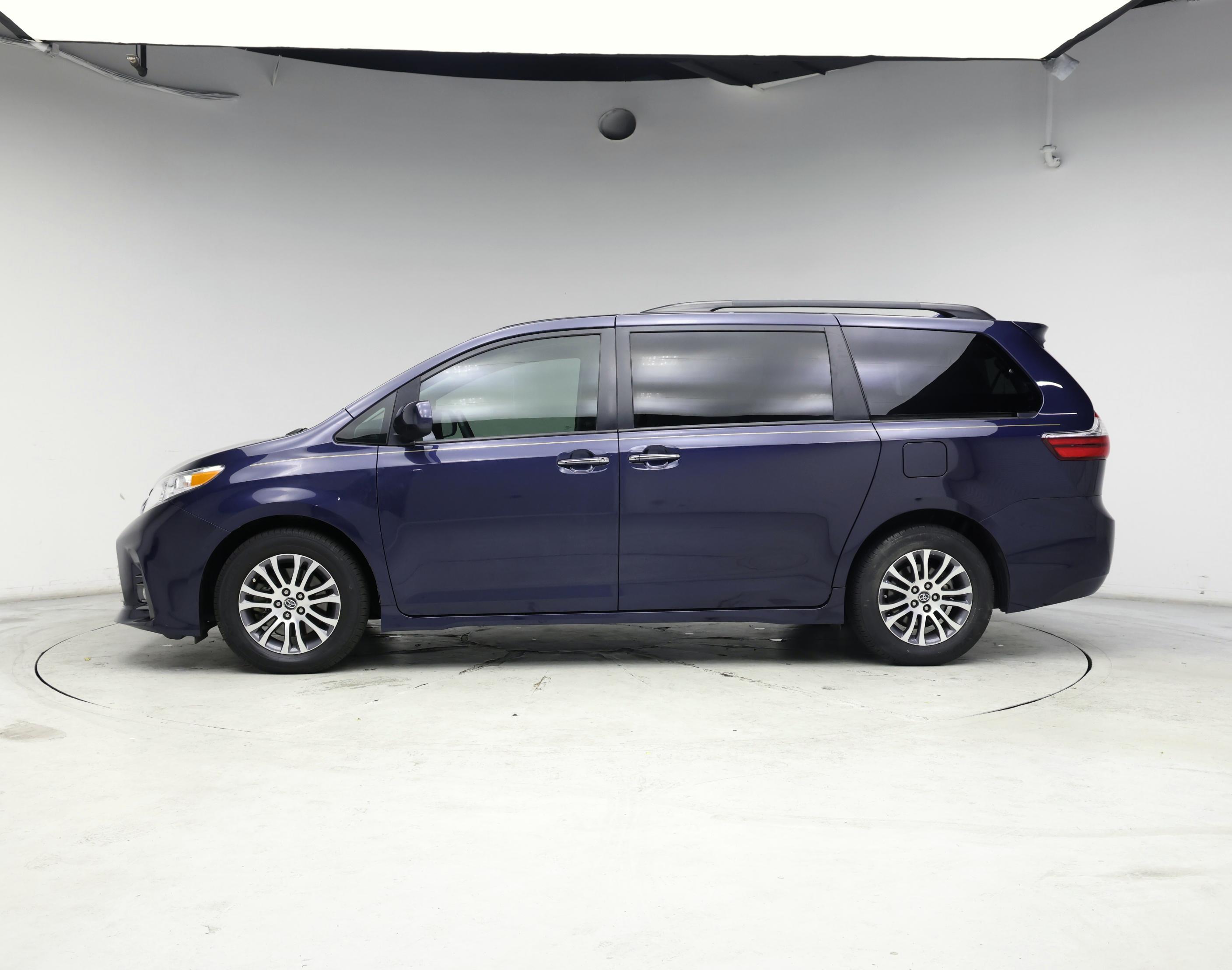 Thumbnail: 2018 Toyota Sienna - 3