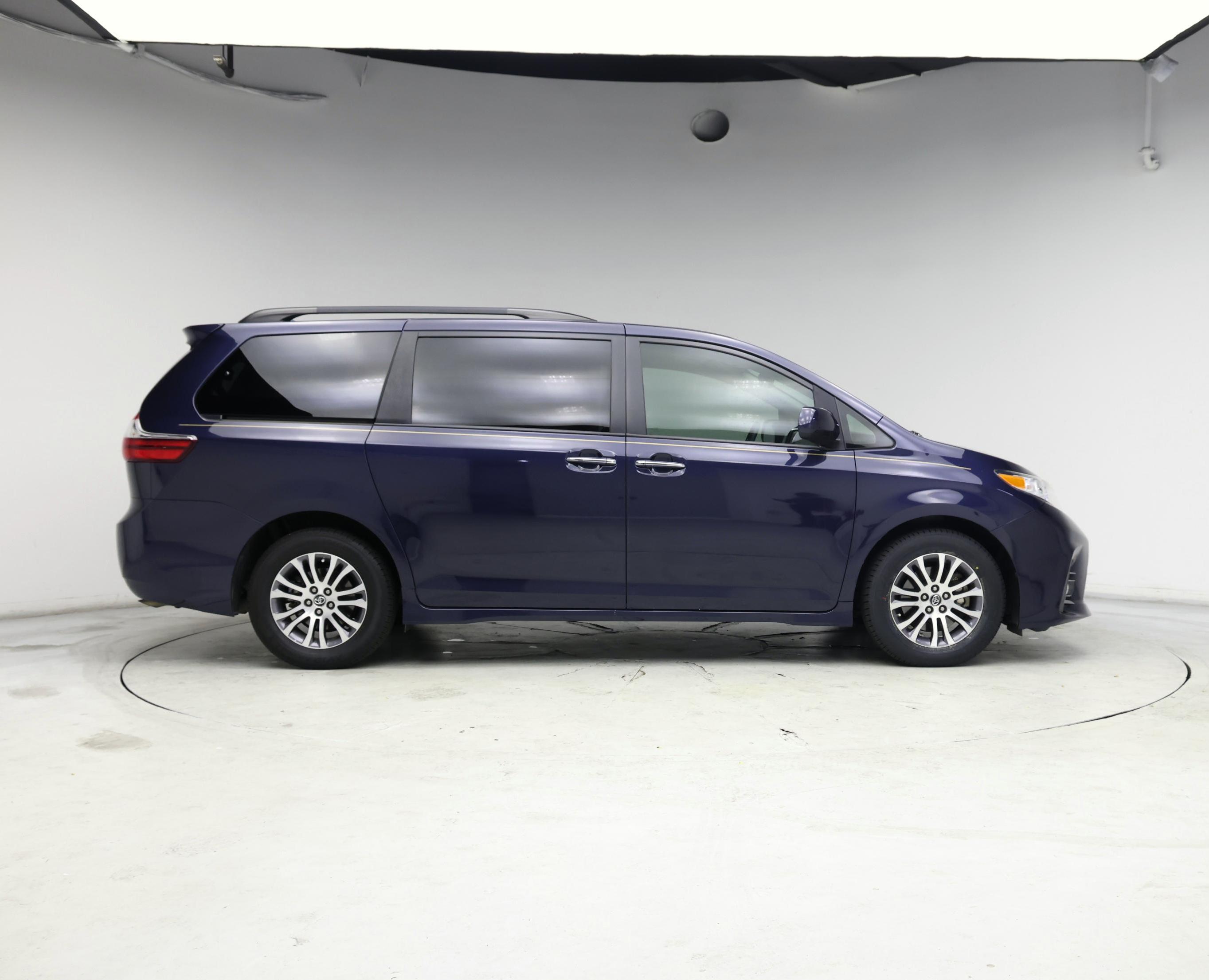 Thumbnail: 2018 Toyota Sienna - 7