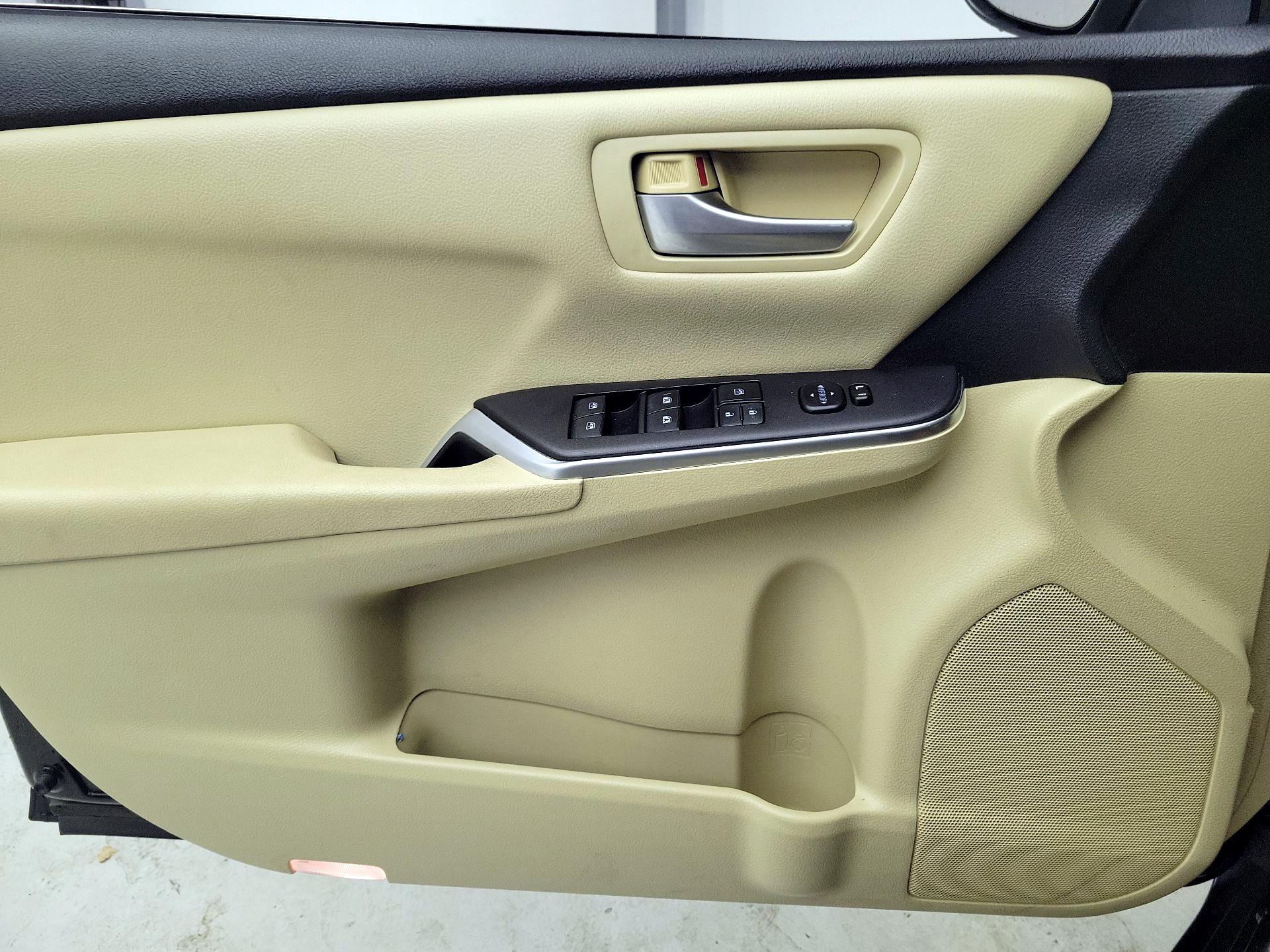 Thumbnail: 2015 Toyota Camry - 12