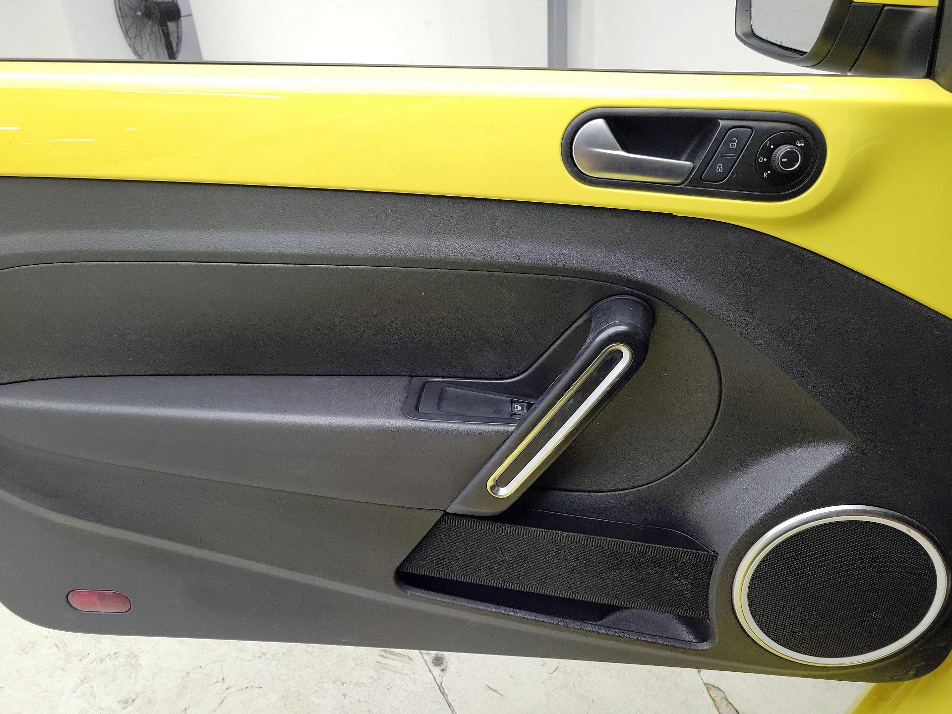 Thumbnail: 2015 Volkswagen Beetle - 12