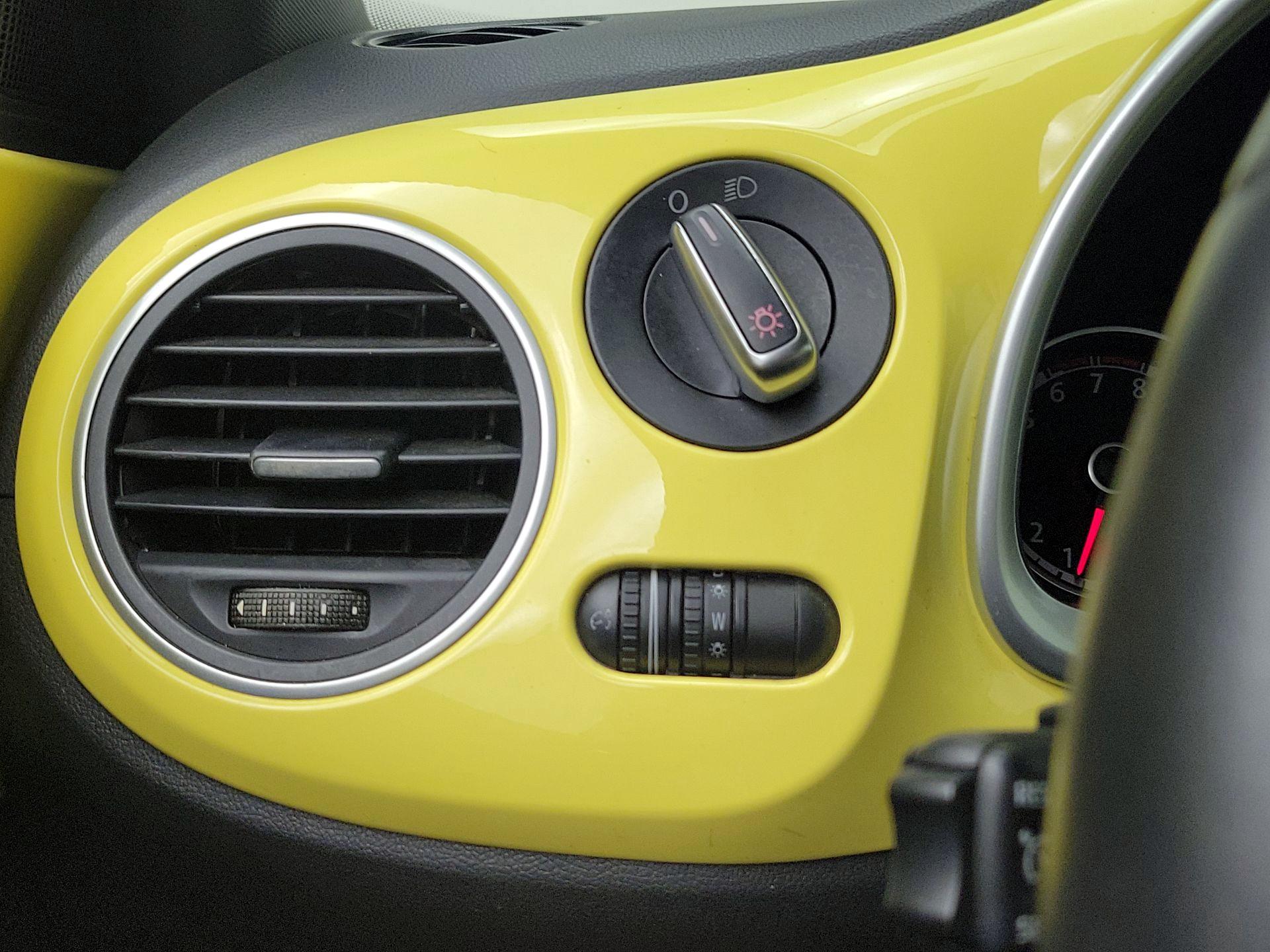 Thumbnail: 2015 Volkswagen Beetle - 13