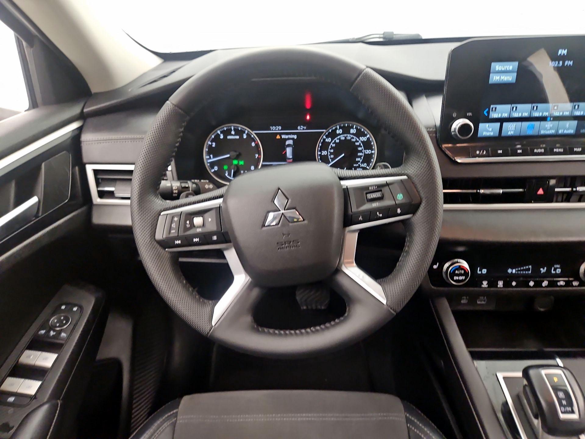 Thumbnail: 2023 Mitsubishi Outlander - 10