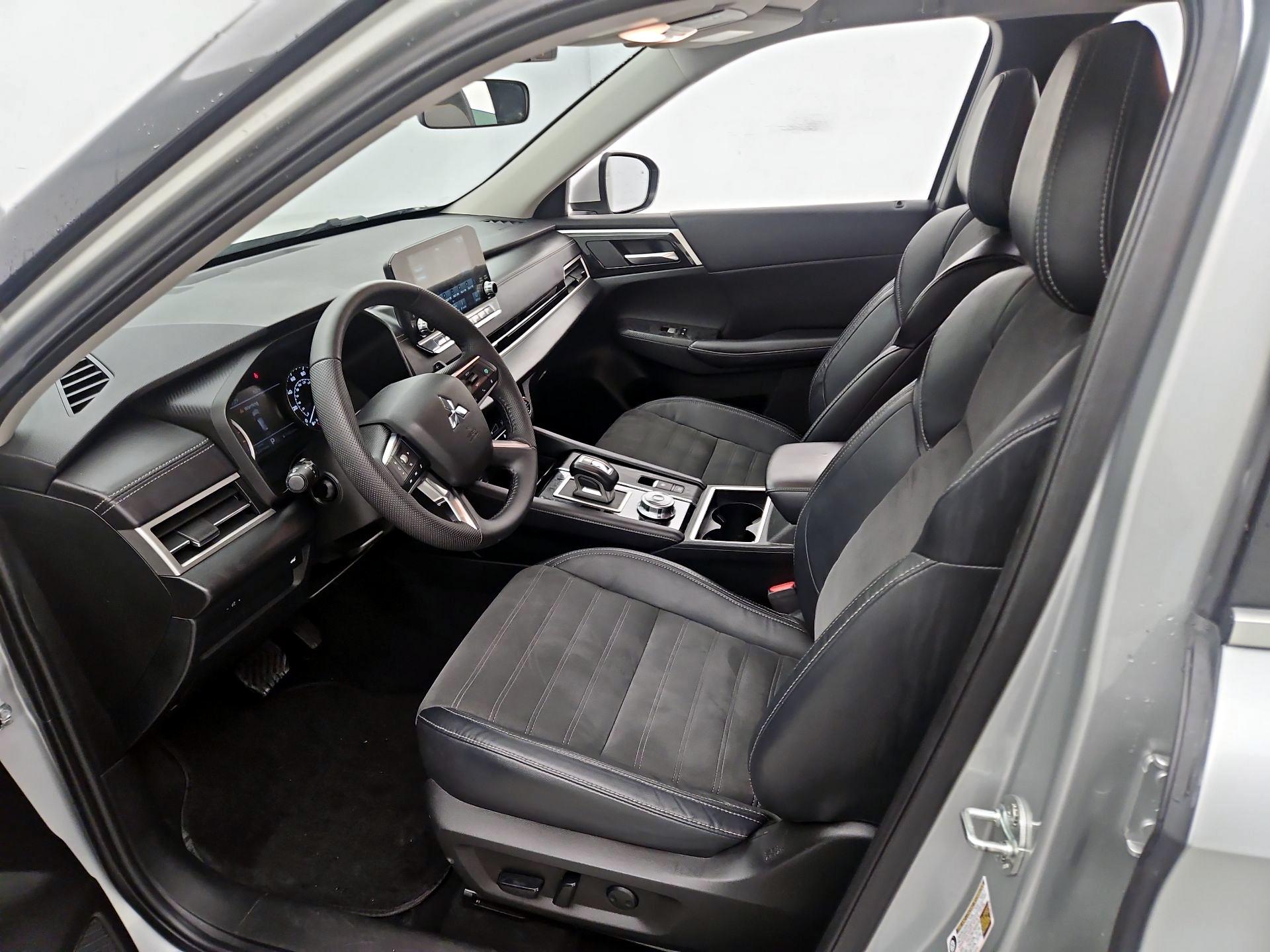 Thumbnail: 2023 Mitsubishi Outlander - 11