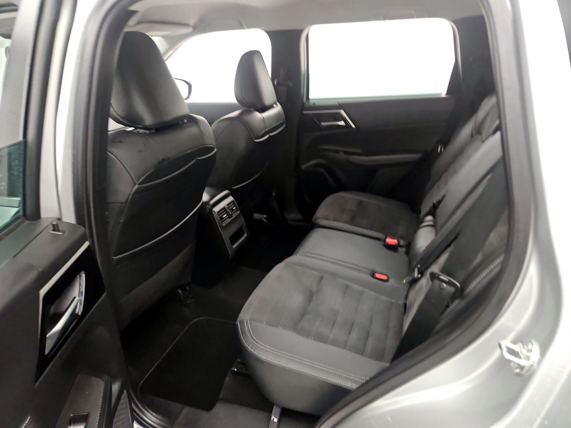 Thumbnail: 2023 Mitsubishi Outlander - 19