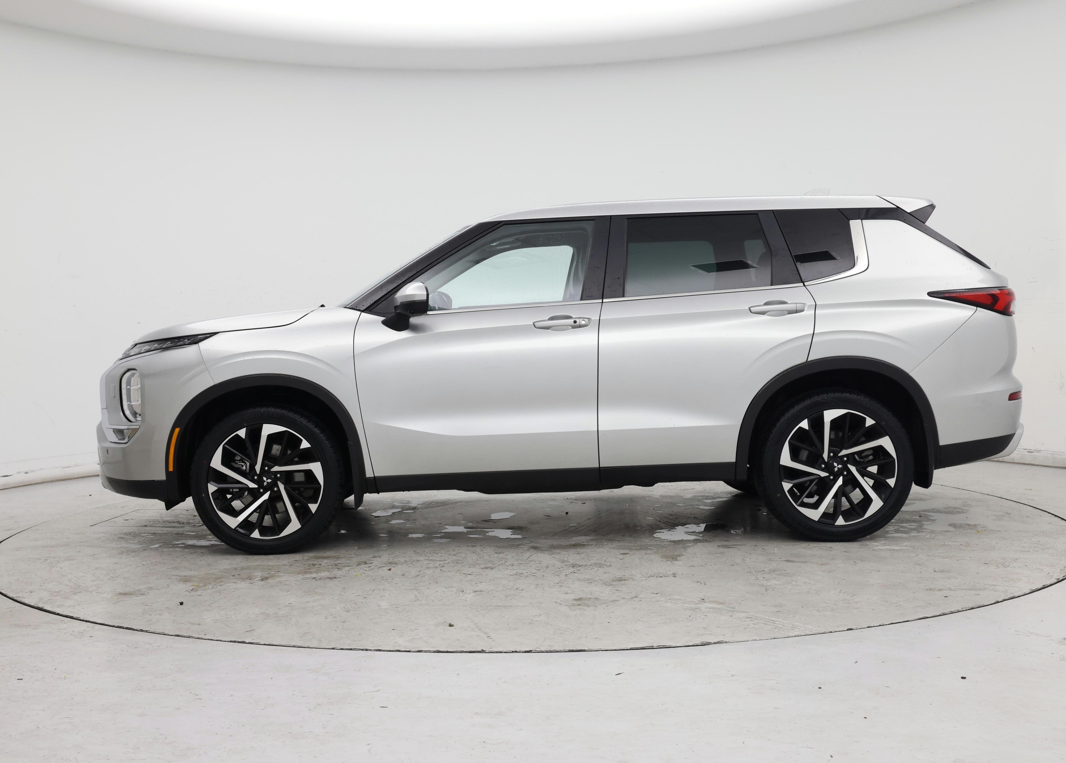 Thumbnail: 2023 Mitsubishi Outlander - 3