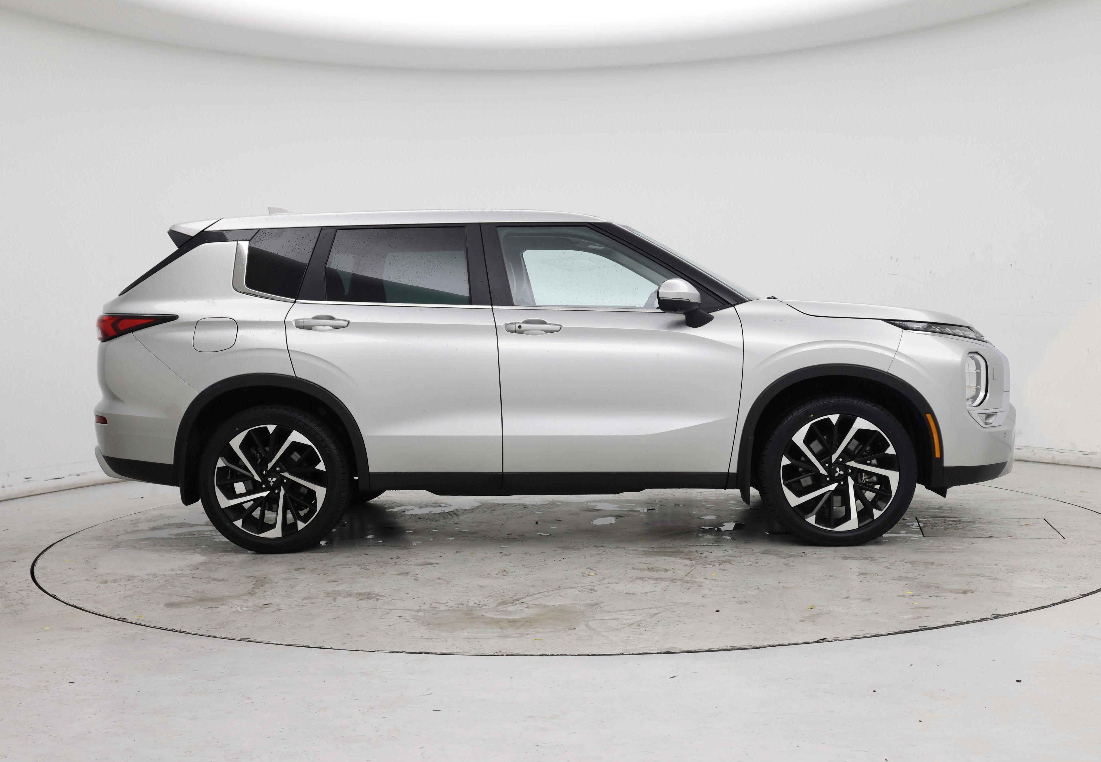 Thumbnail: 2023 Mitsubishi Outlander - 7