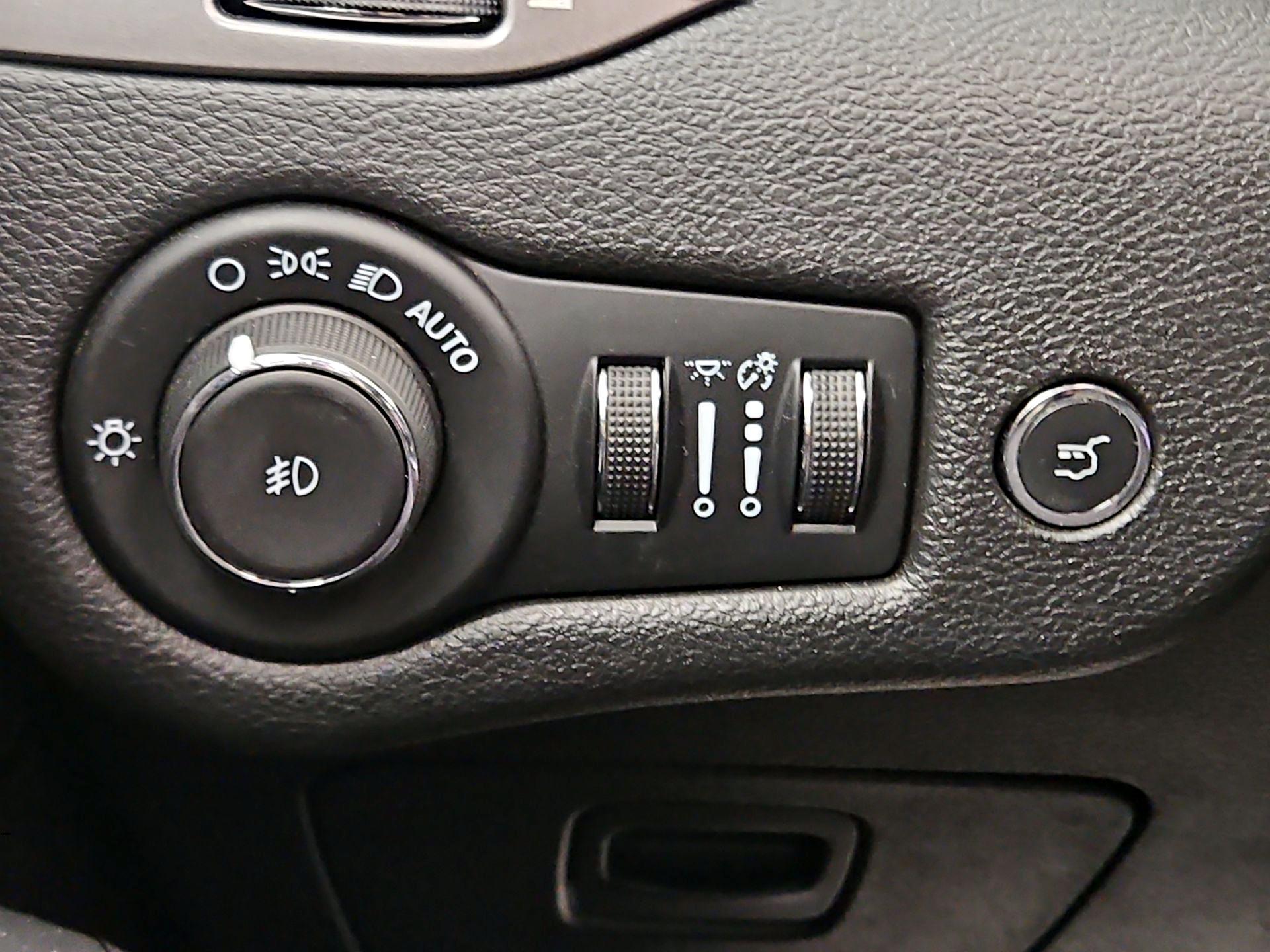 Thumbnail: 2021 Jeep Cherokee - 13