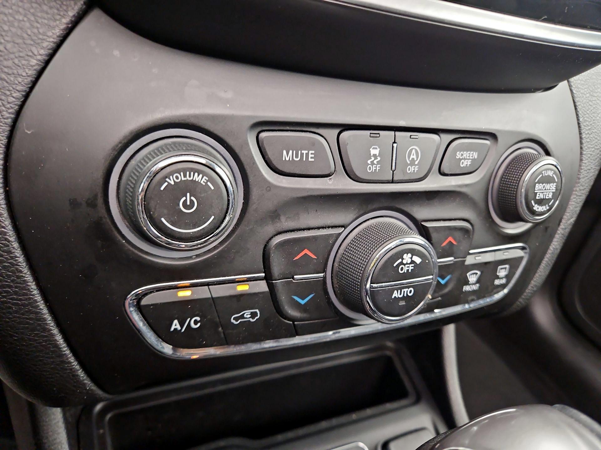 Thumbnail: 2021 Jeep Cherokee - 16