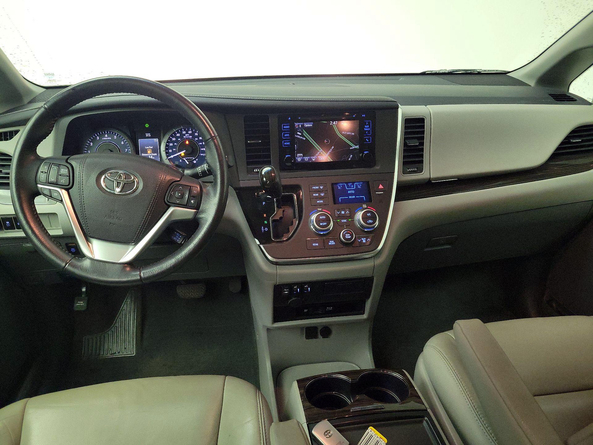 Thumbnail: 2015 Toyota Sienna - 9