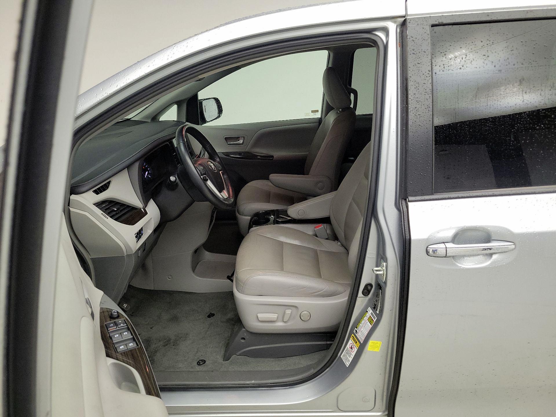 Thumbnail: 2015 Toyota Sienna - 11