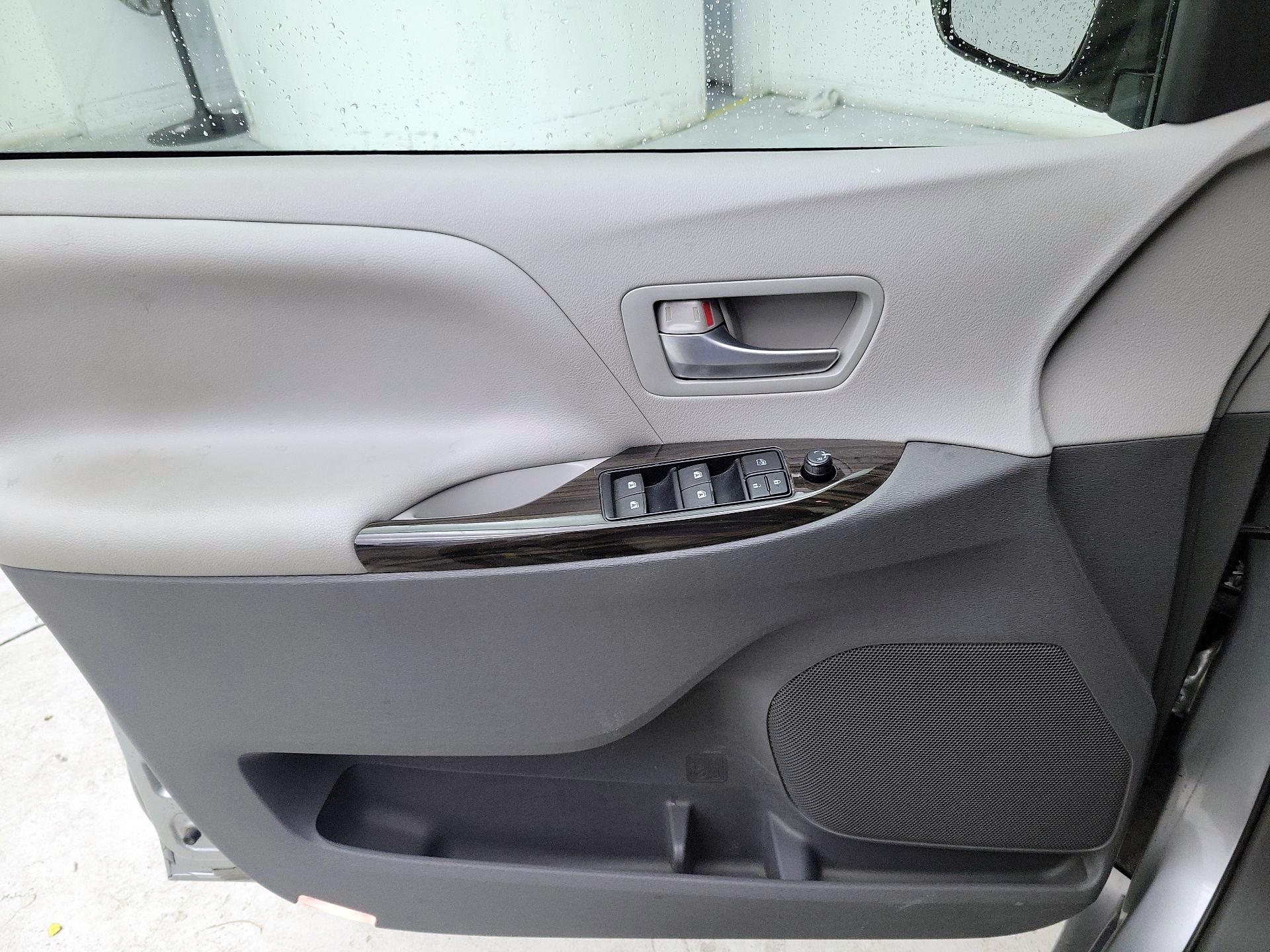Thumbnail: 2015 Toyota Sienna - 12