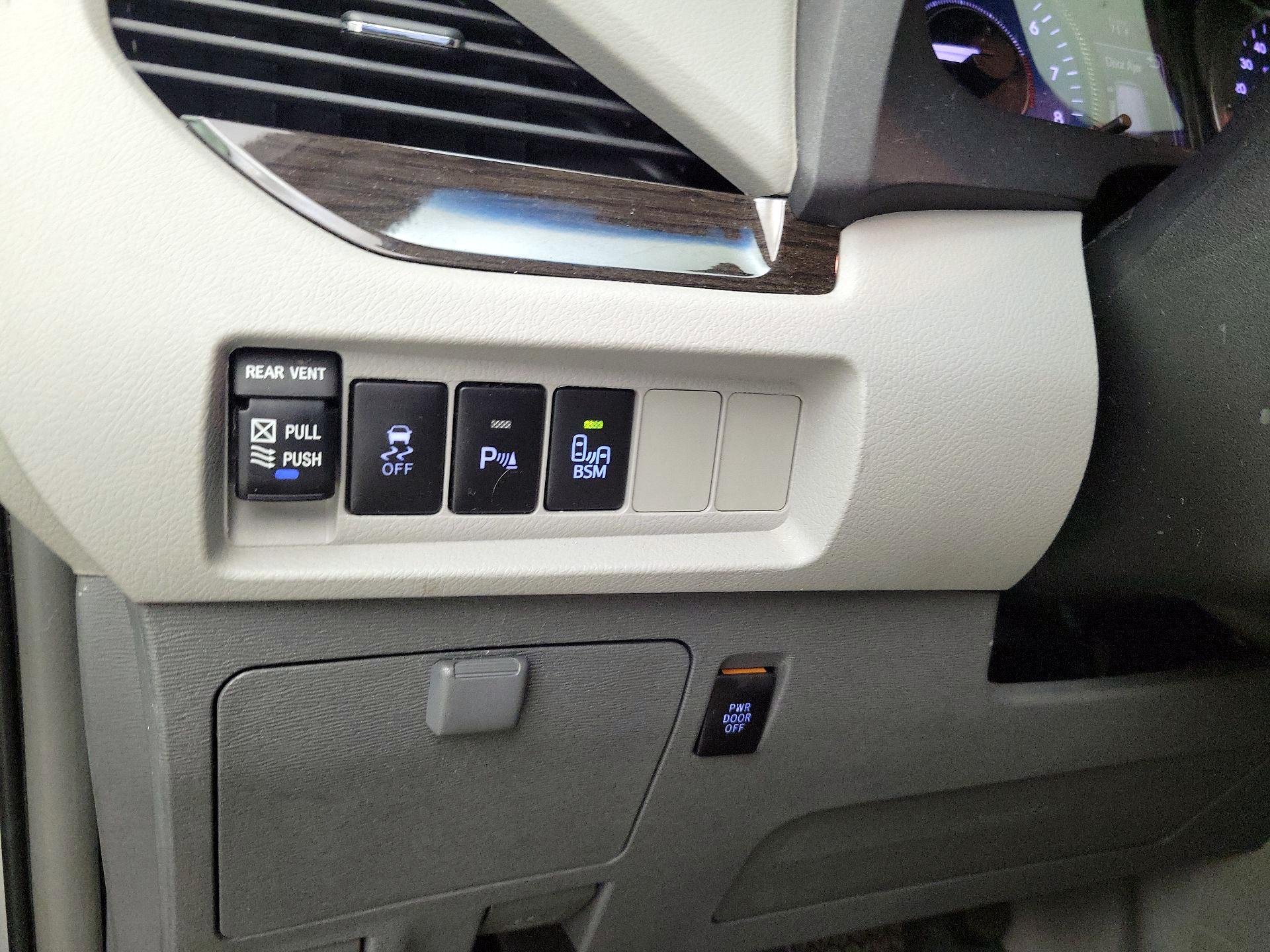 Thumbnail: 2015 Toyota Sienna - 13