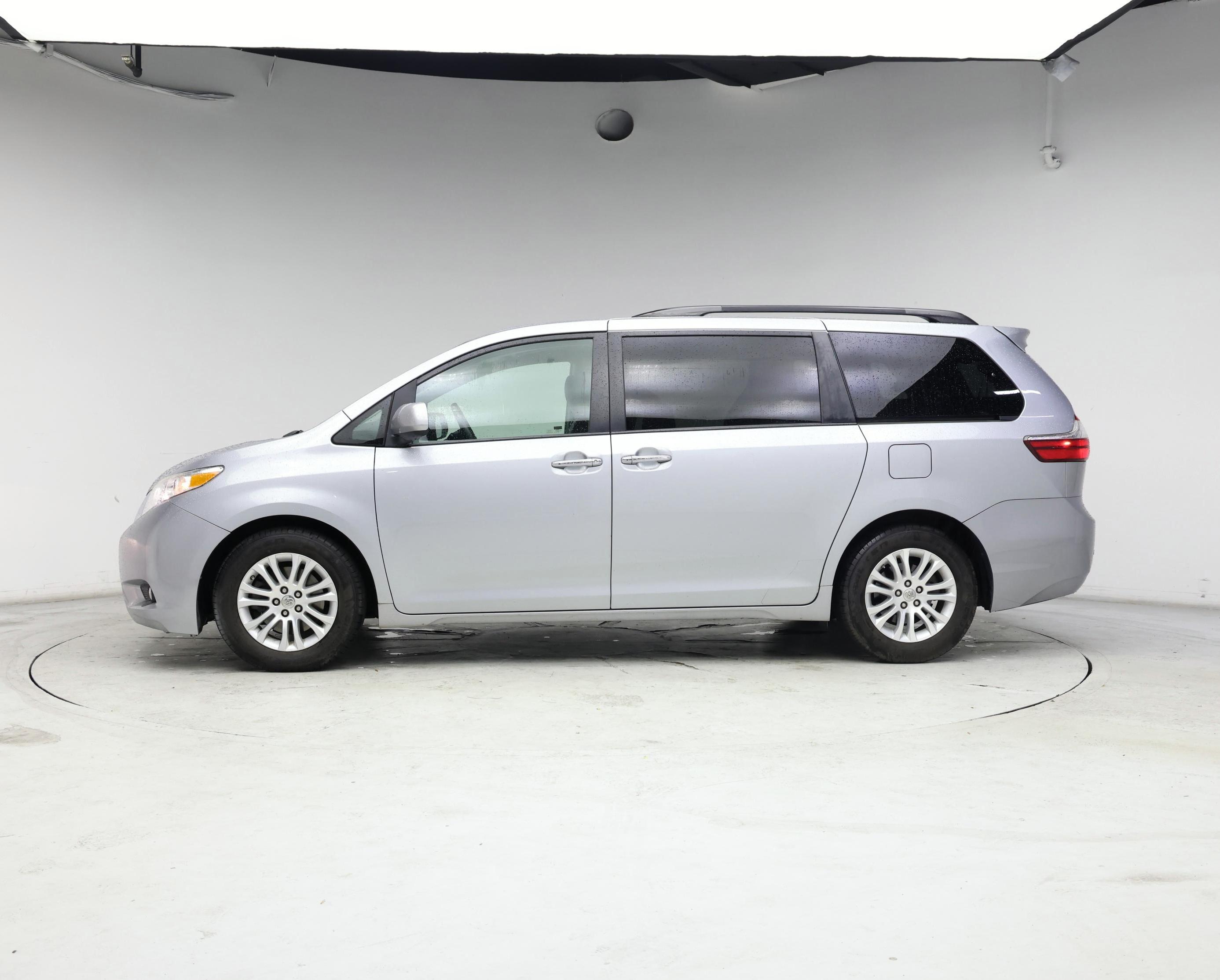 Thumbnail: 2015 Toyota Sienna - 3
