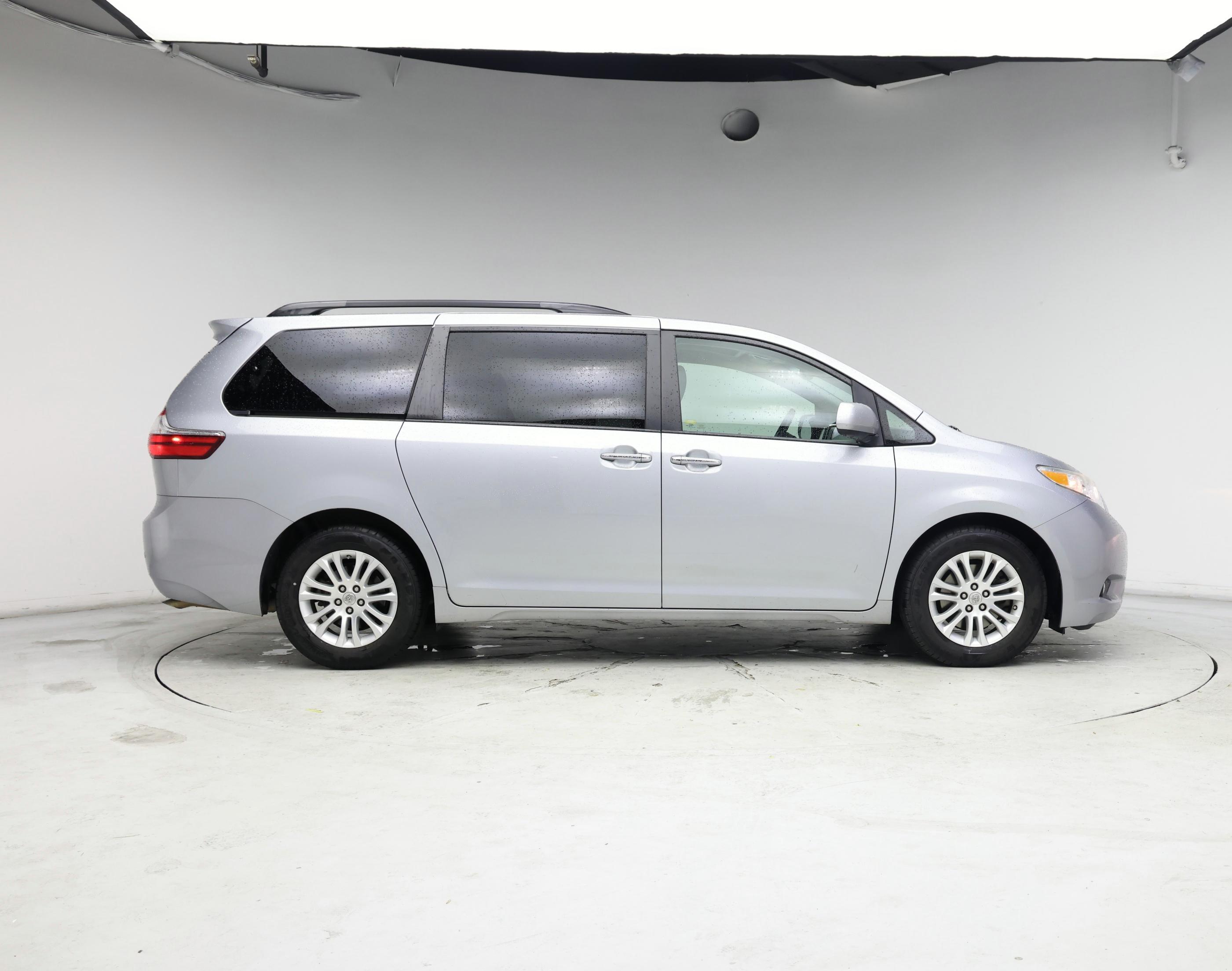 Thumbnail: 2015 Toyota Sienna - 7
