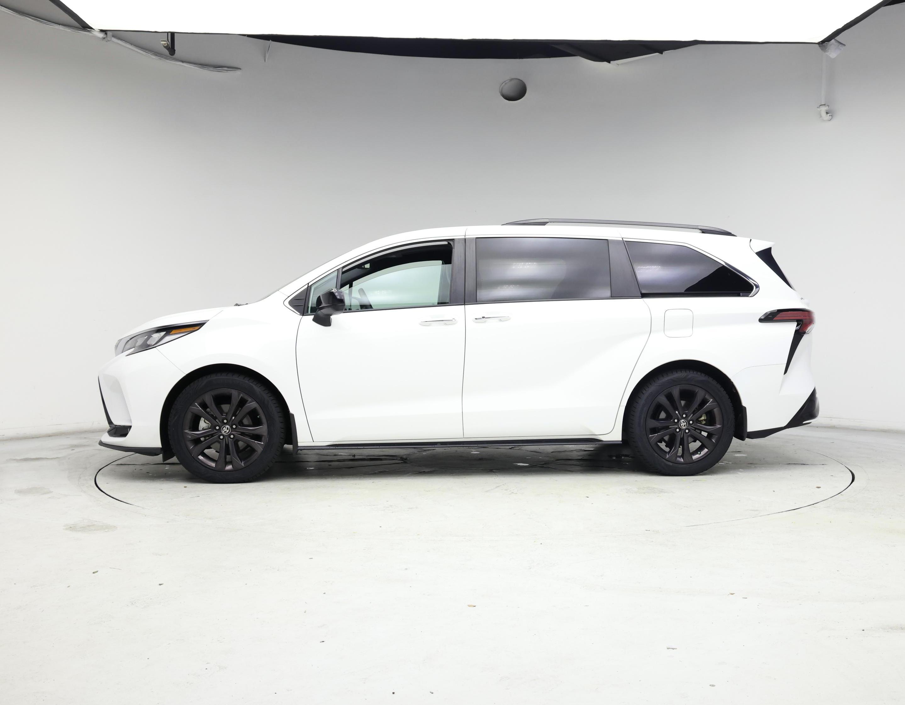Thumbnail: 2023 Toyota Sienna - 3