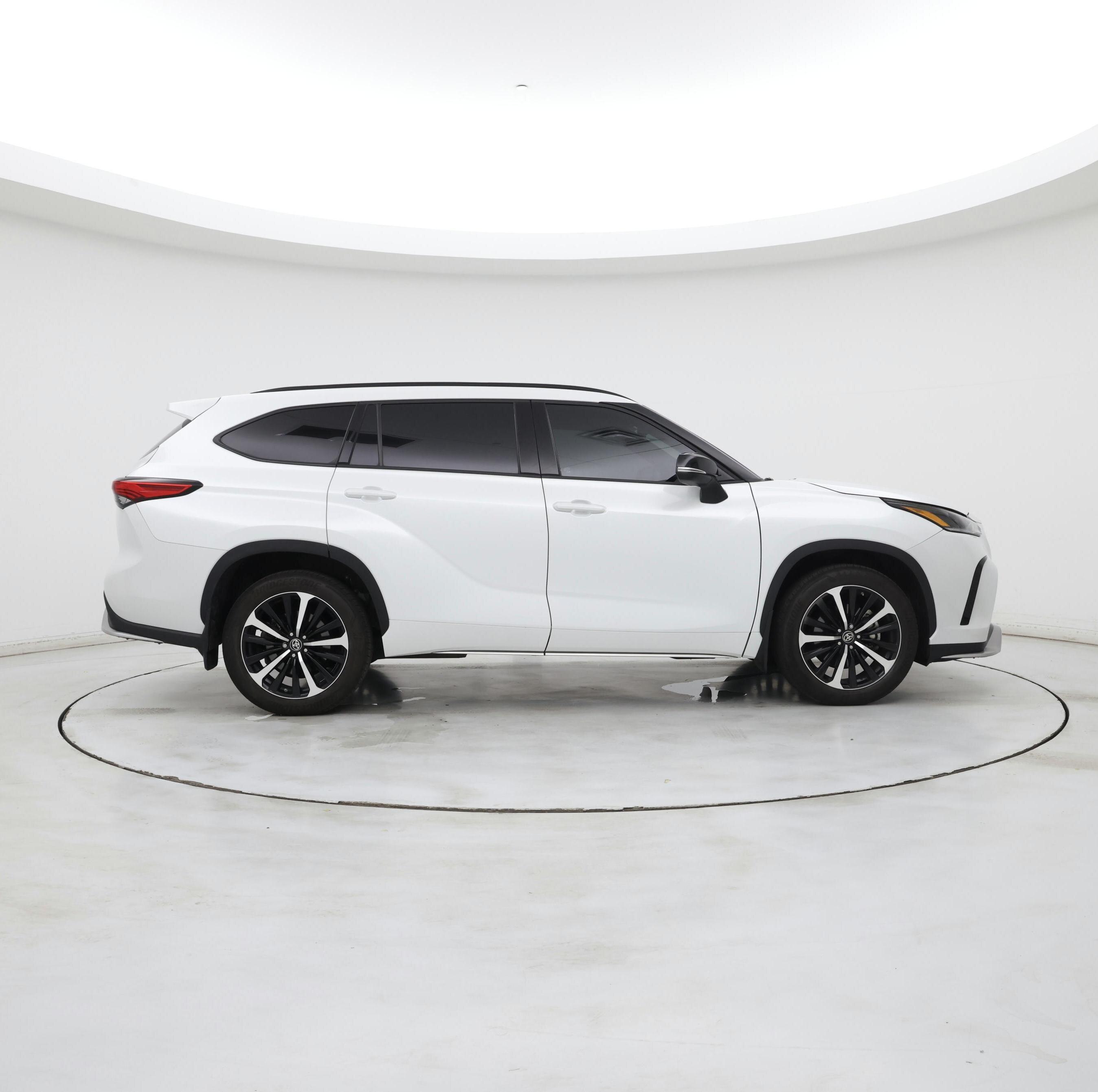 Thumbnail: 2022 Toyota Highlander - 7