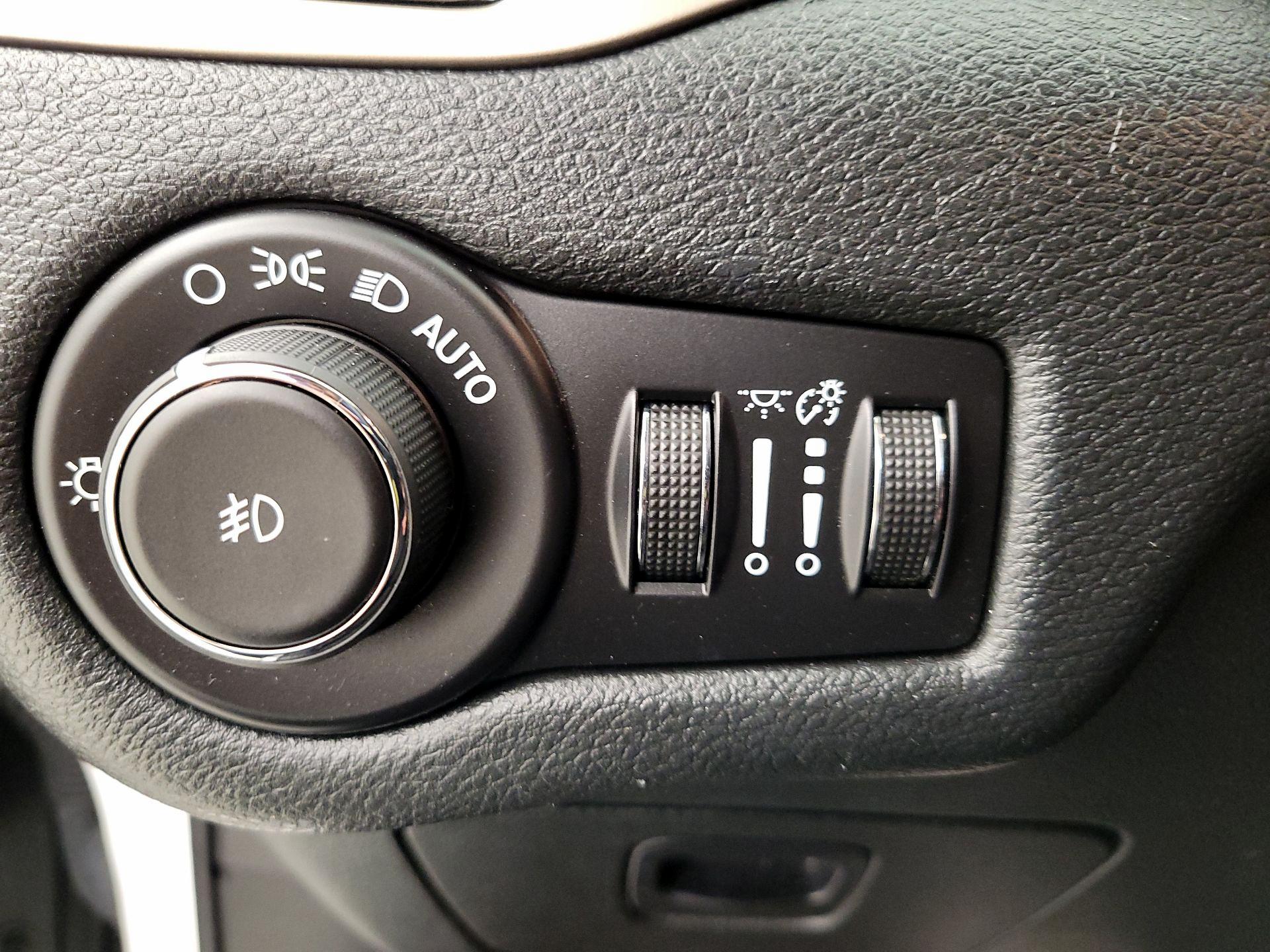 Thumbnail: 2015 Jeep Cherokee - 13