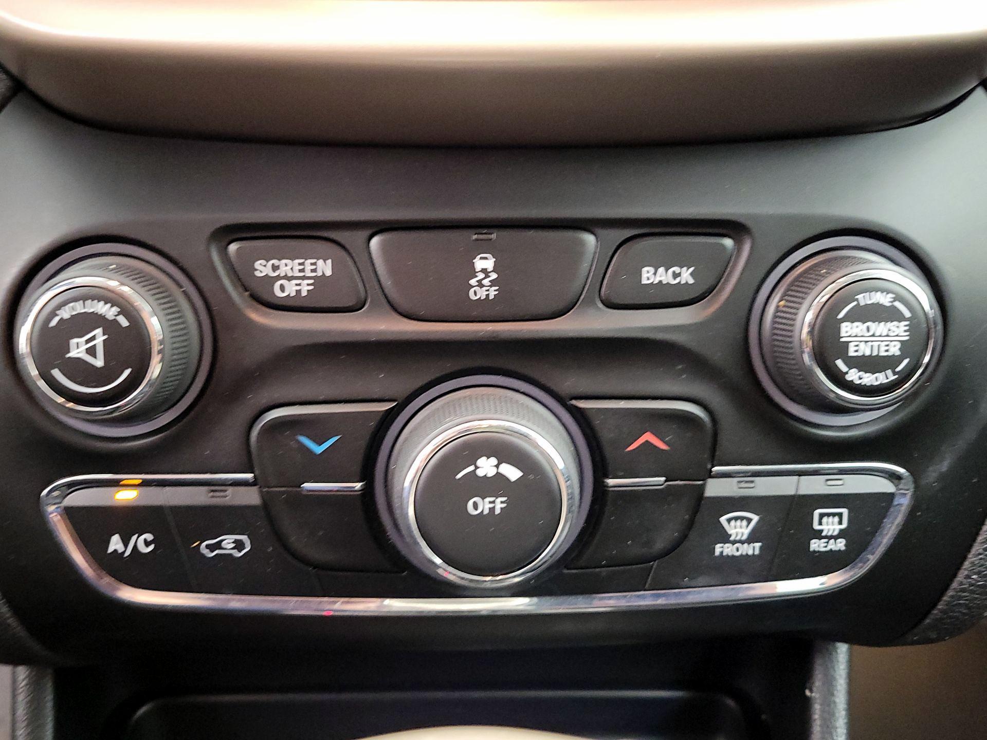 Thumbnail: 2015 Jeep Cherokee - 16