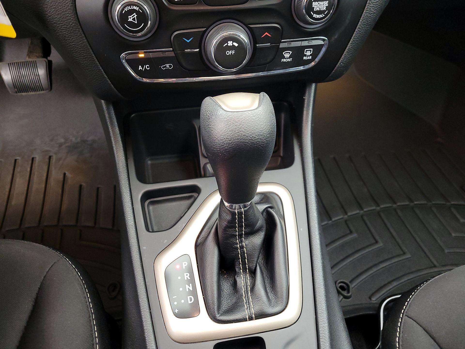 Thumbnail: 2015 Jeep Cherokee - 17