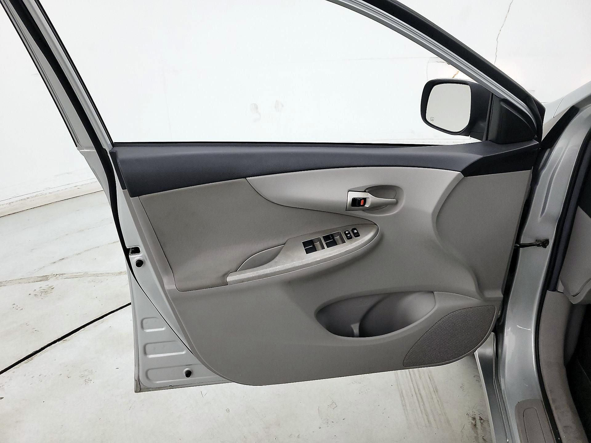 Thumbnail: 2013 Toyota Corolla - 12