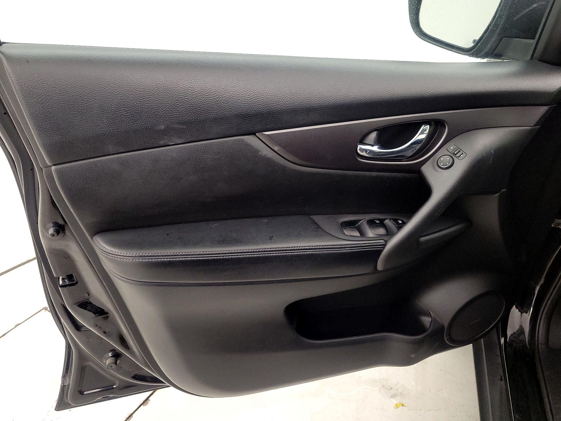 Thumbnail: 2016 Nissan Rogue - 12