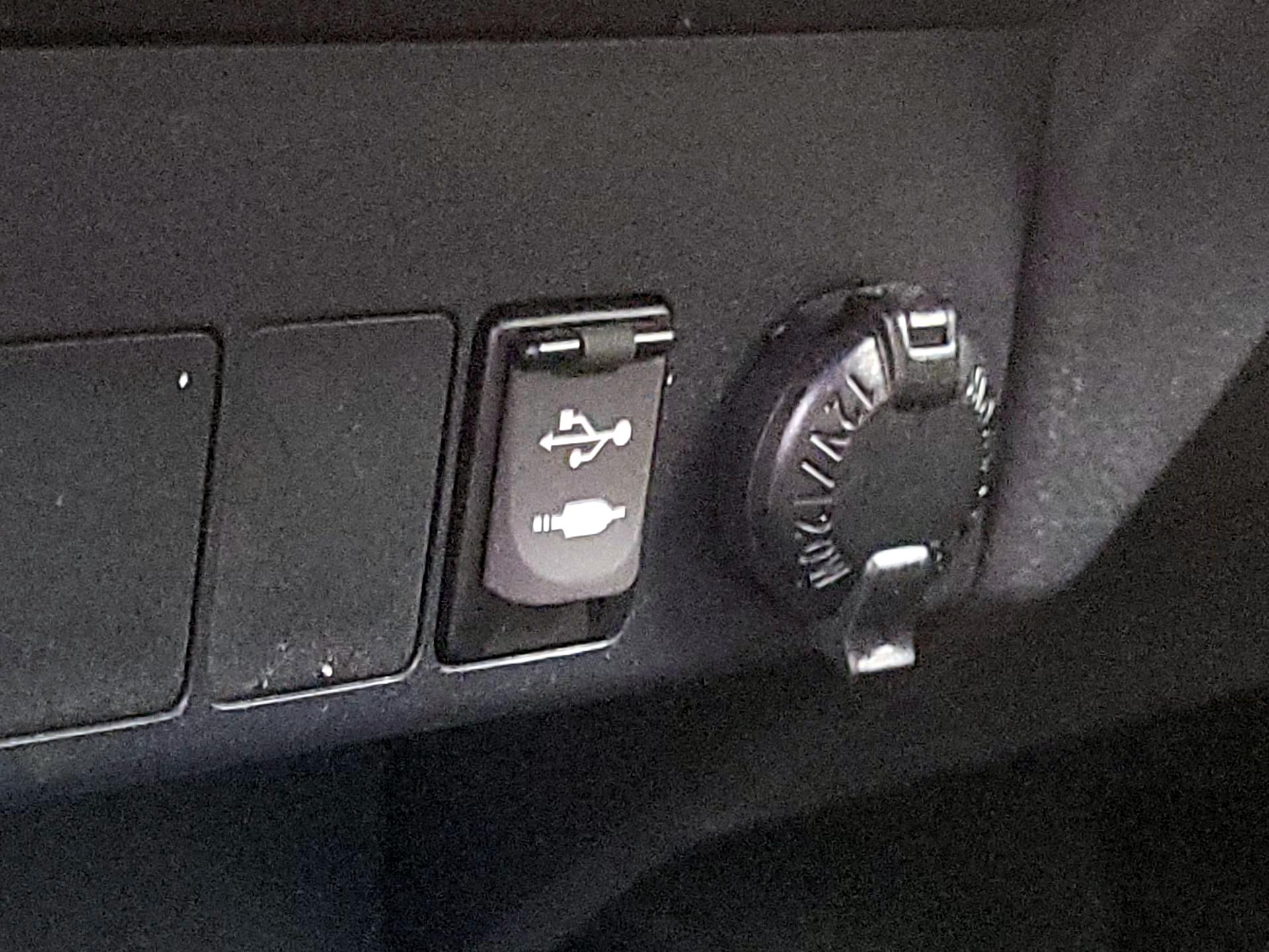 Thumbnail: 2017 Toyota RAV4 - 18