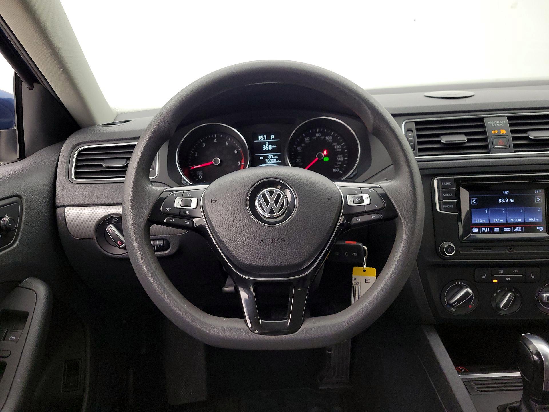 Thumbnail: 2017 Volkswagen Jetta - 10