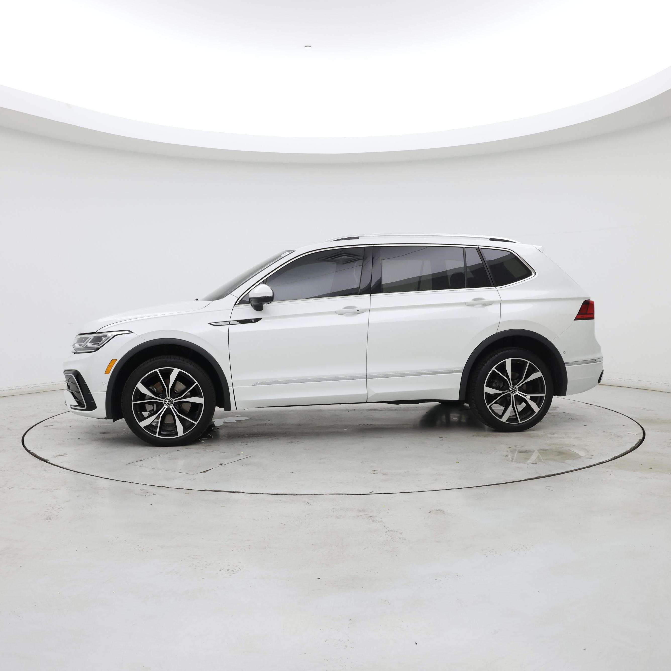 Thumbnail: 2023 Volkswagen Tiguan - 3