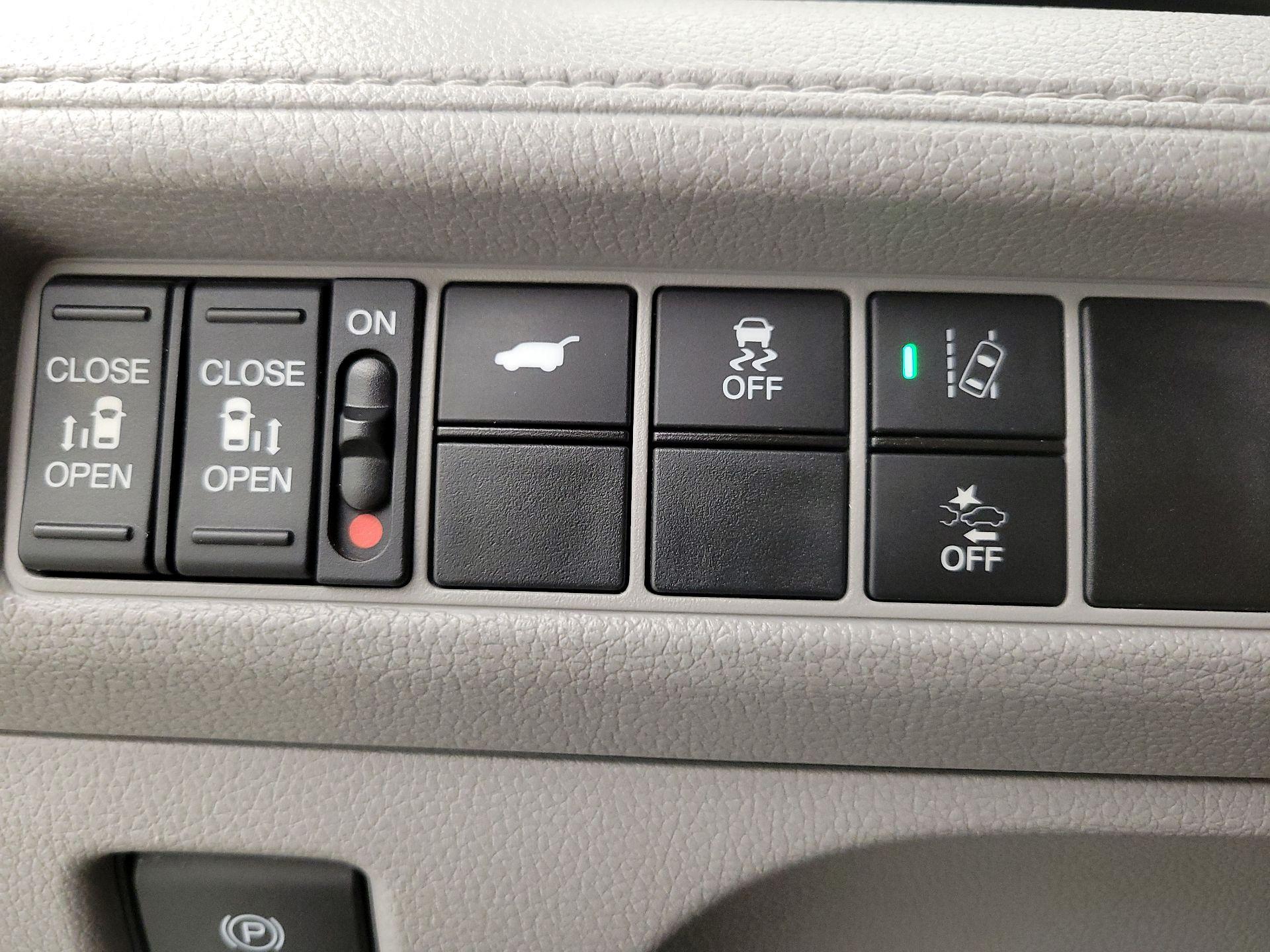 Thumbnail: 2018 Honda Odyssey - 13
