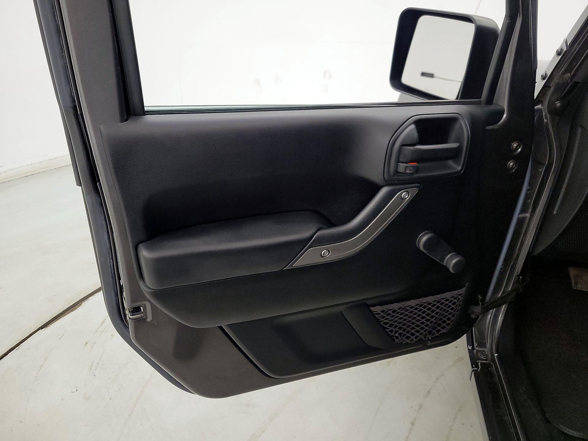 Thumbnail: 2017 Jeep Wrangler - 12