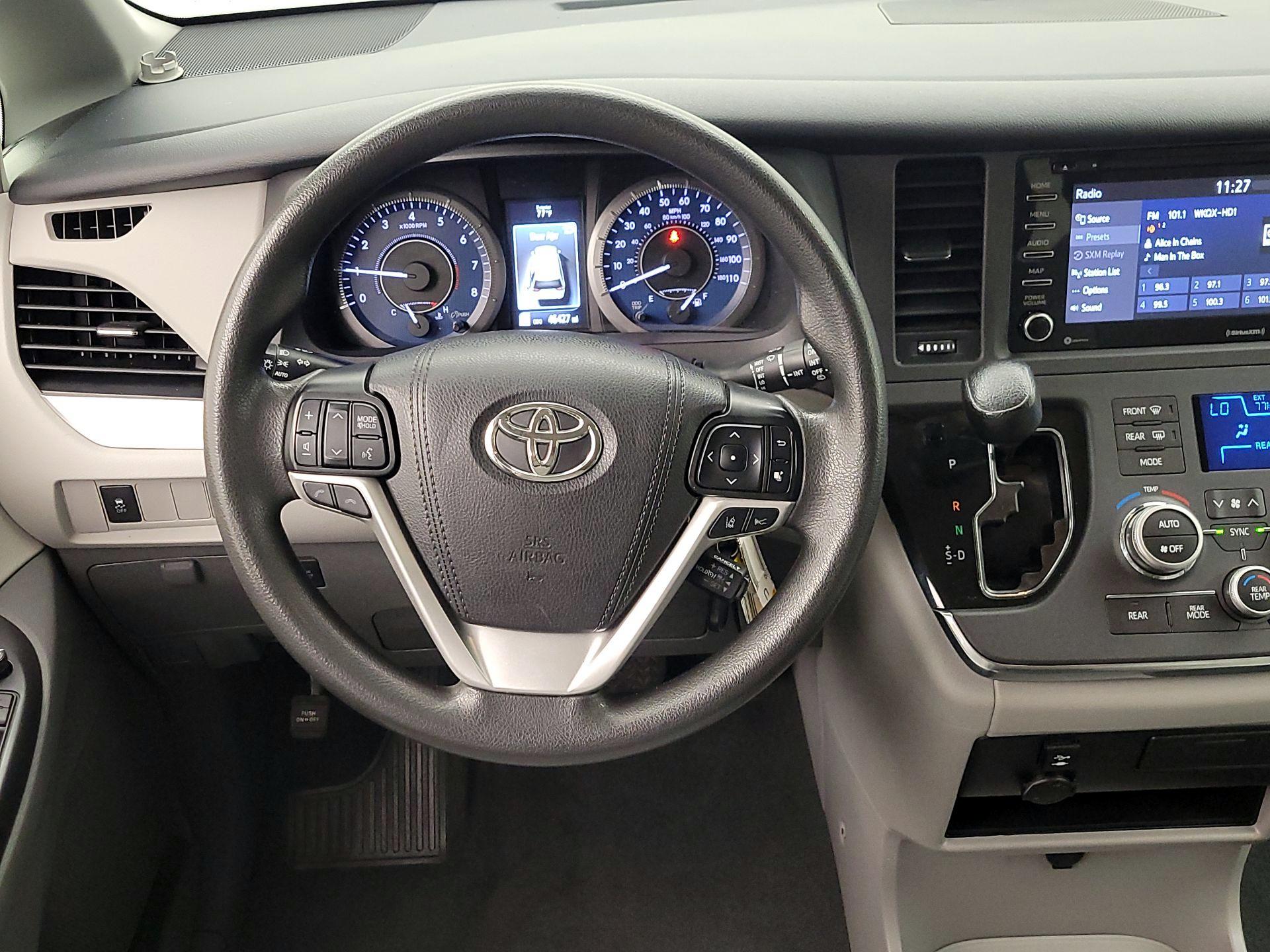 Thumbnail: 2019 Toyota Sienna - 10