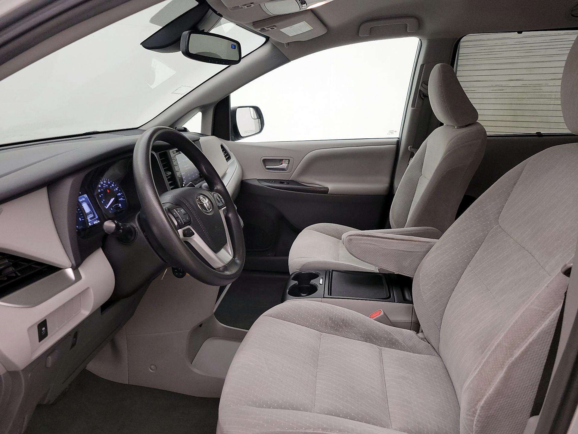 Thumbnail: 2019 Toyota Sienna - 11