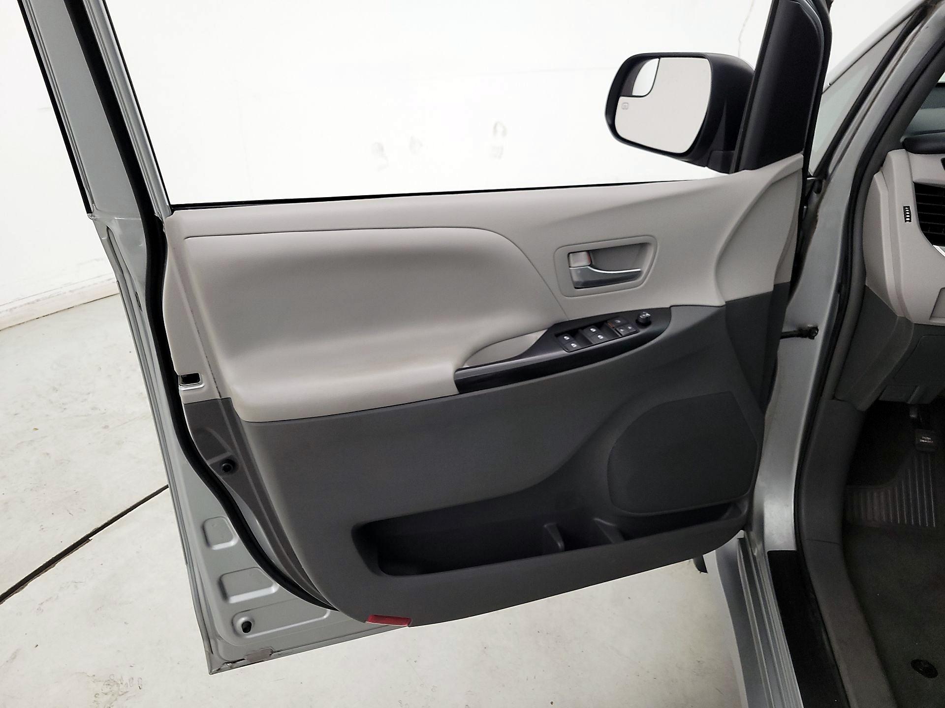 Thumbnail: 2019 Toyota Sienna - 12