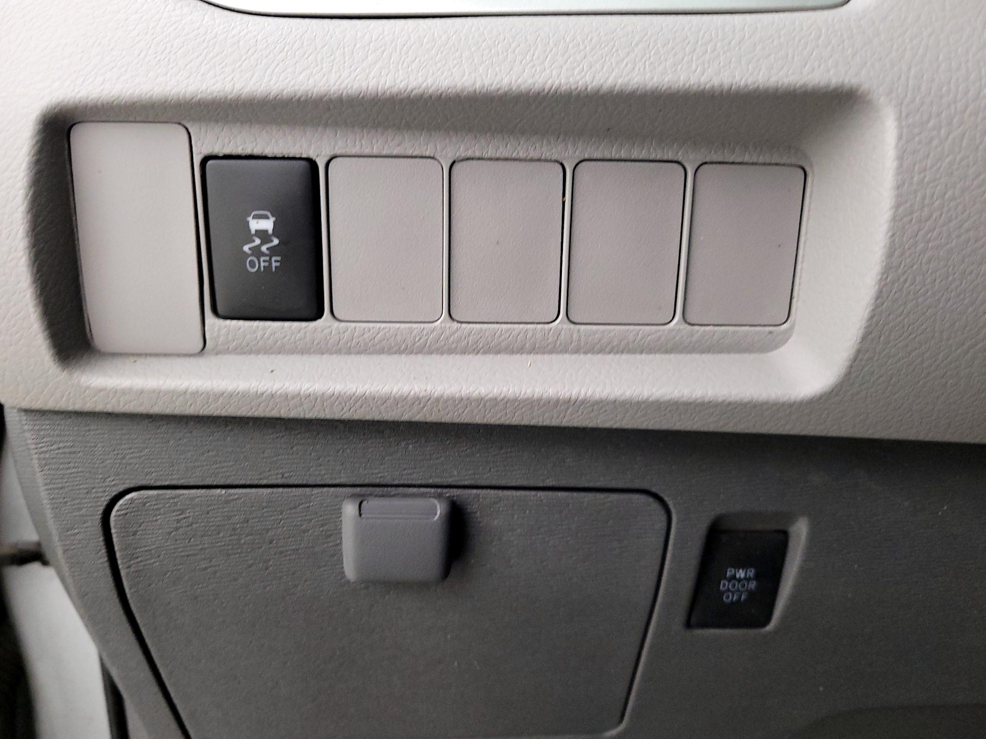 Thumbnail: 2019 Toyota Sienna - 13