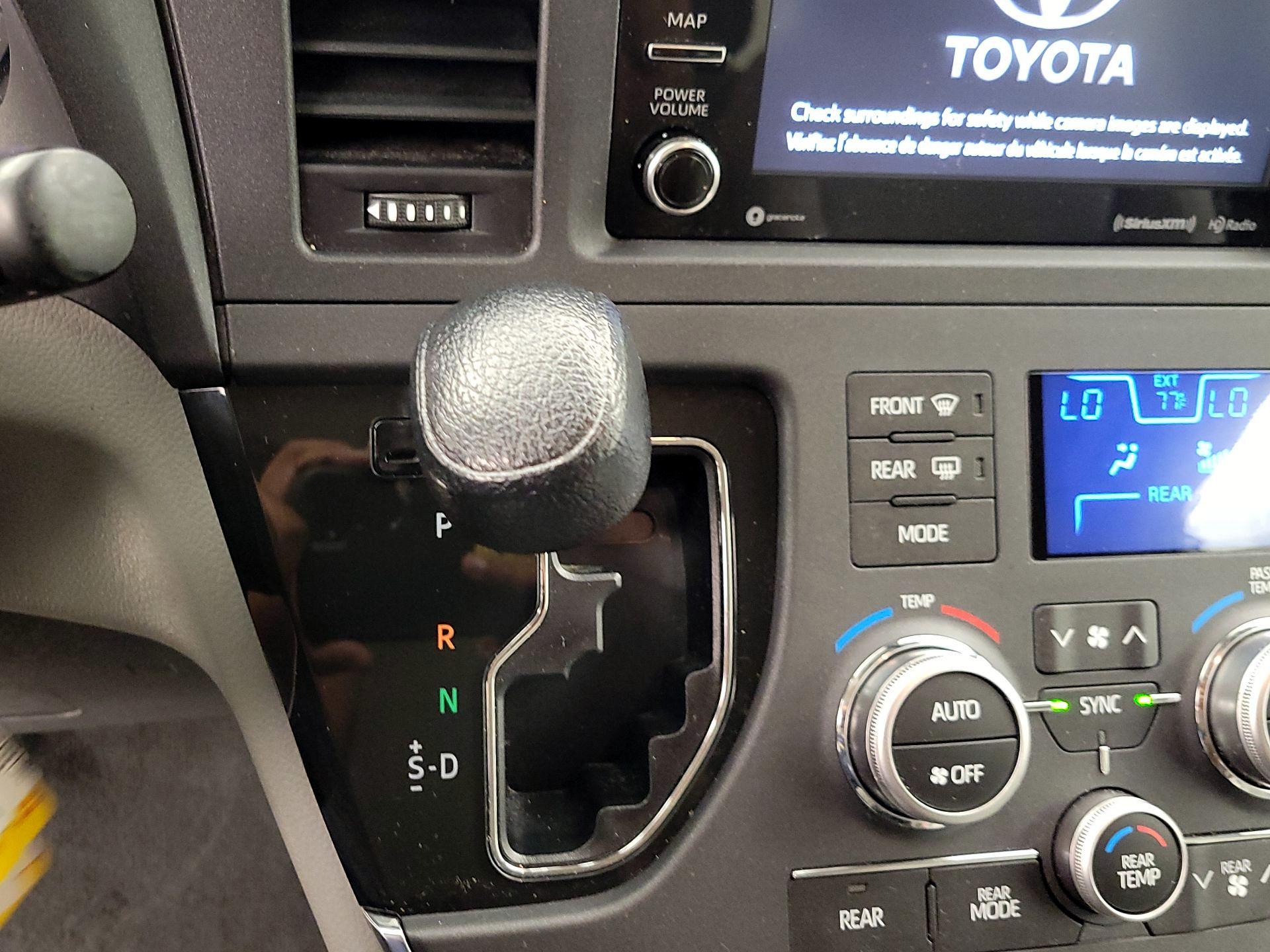 Thumbnail: 2019 Toyota Sienna - 17