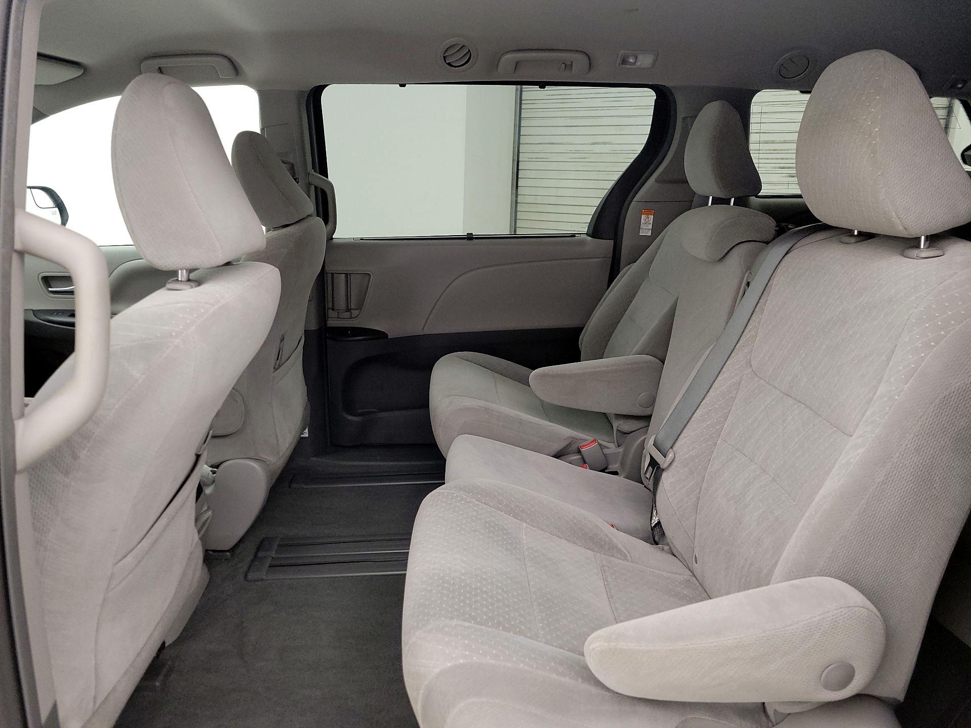 Thumbnail: 2019 Toyota Sienna - 18