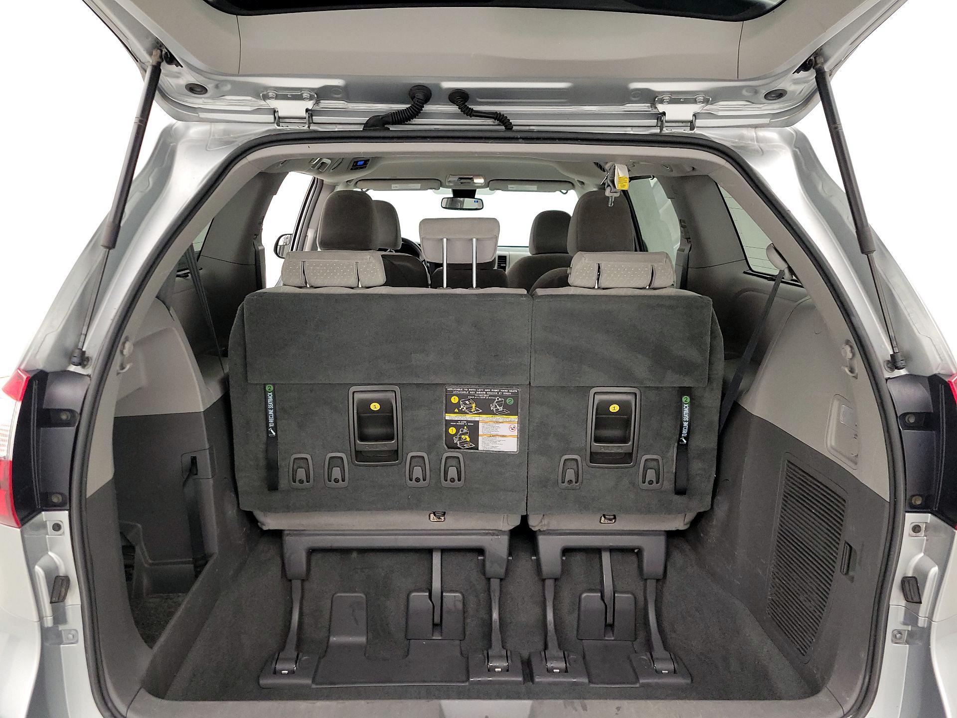 Thumbnail: 2019 Toyota Sienna - 20