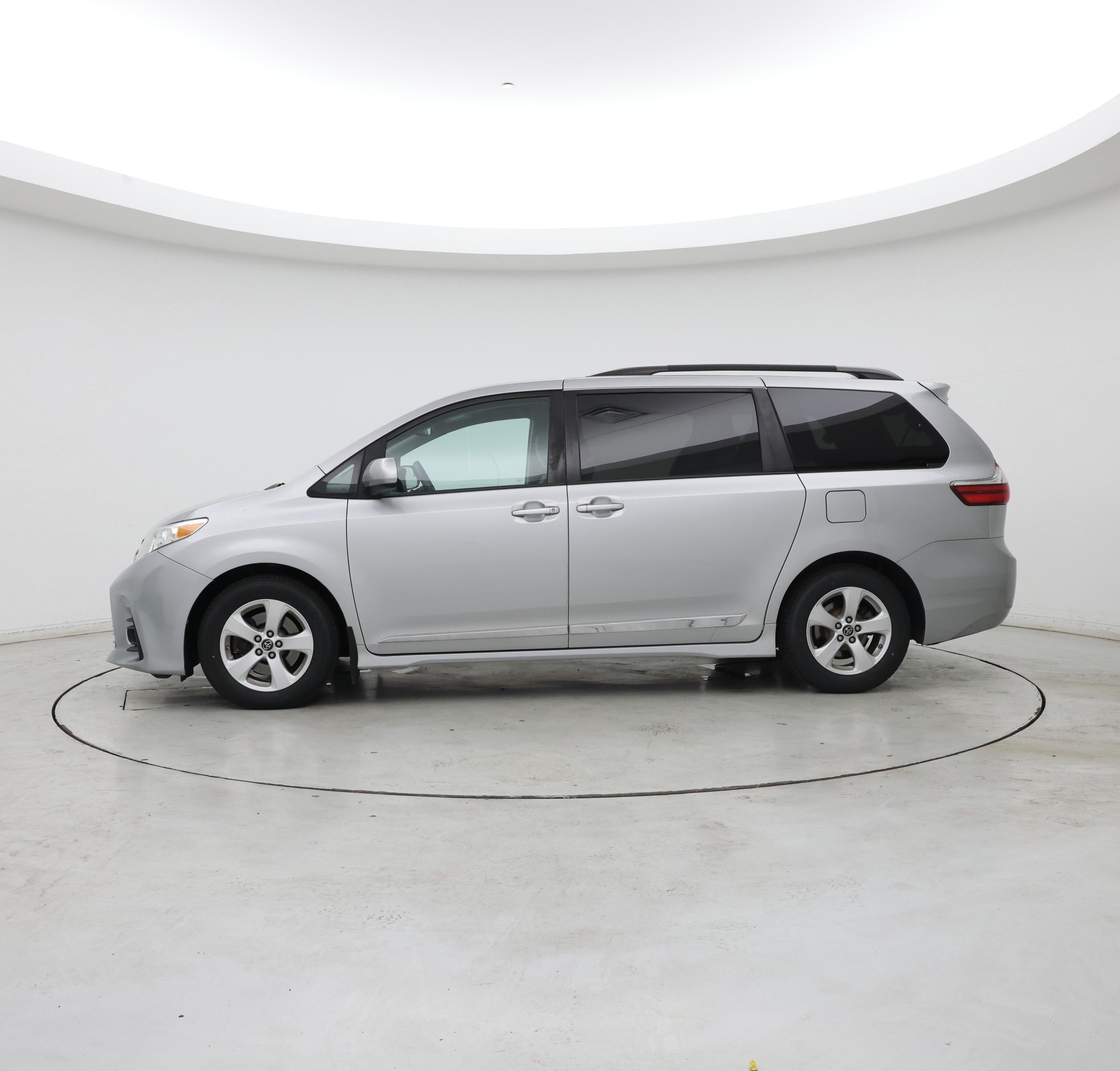 Thumbnail: 2019 Toyota Sienna - 3