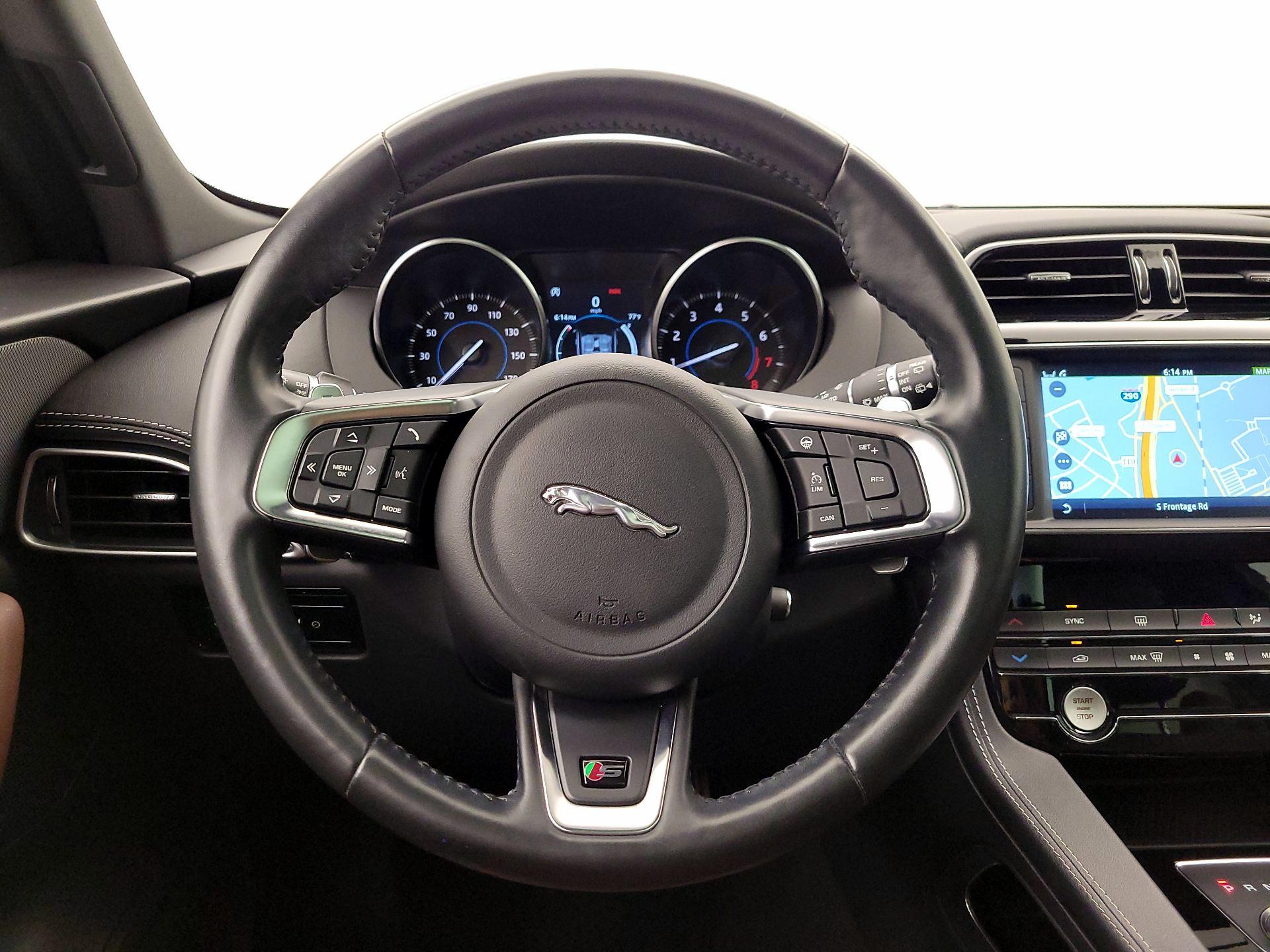 Thumbnail: 2018 Jaguar F-Pace - 10
