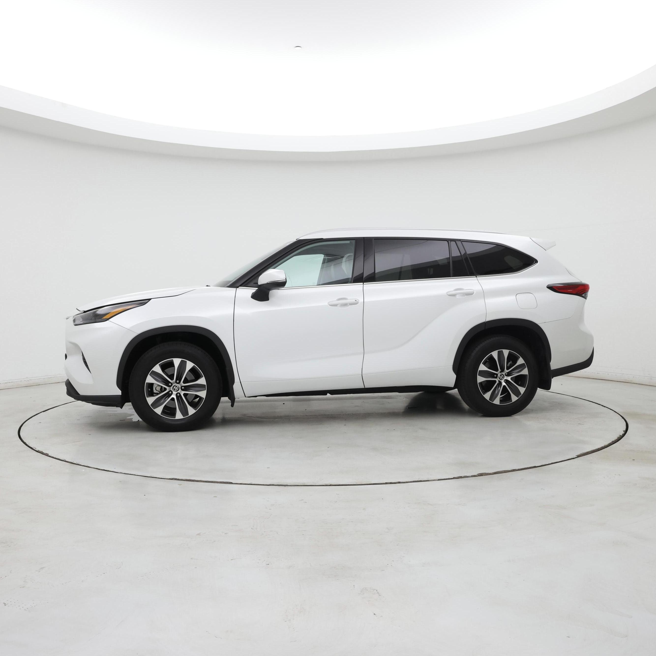 Thumbnail: 2022 Toyota Highlander - 3
