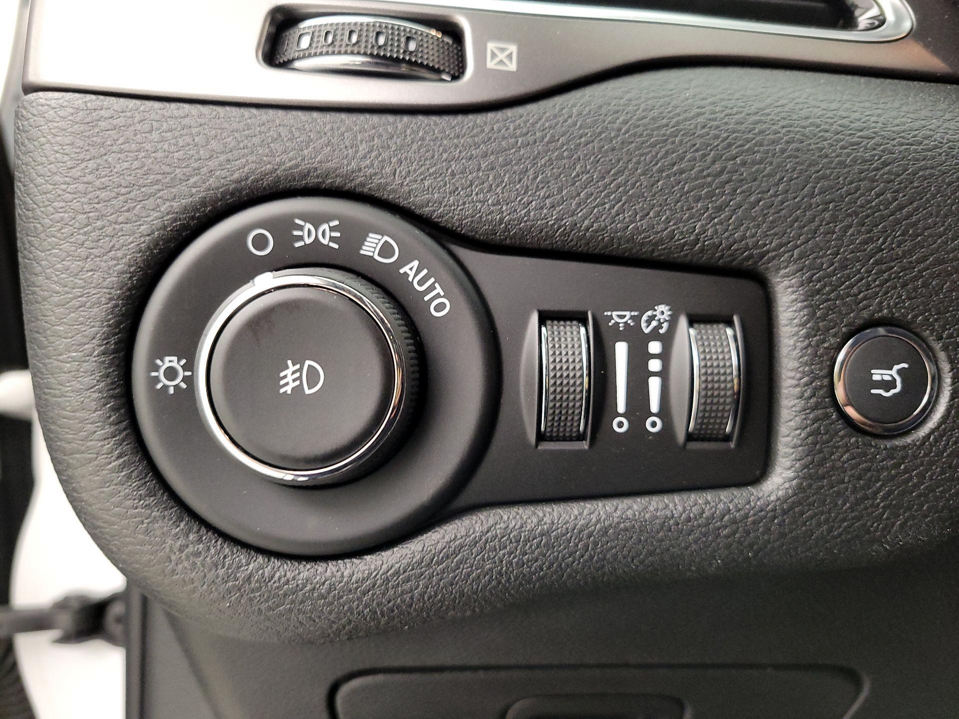 Thumbnail: 2019 Jeep Cherokee - 13
