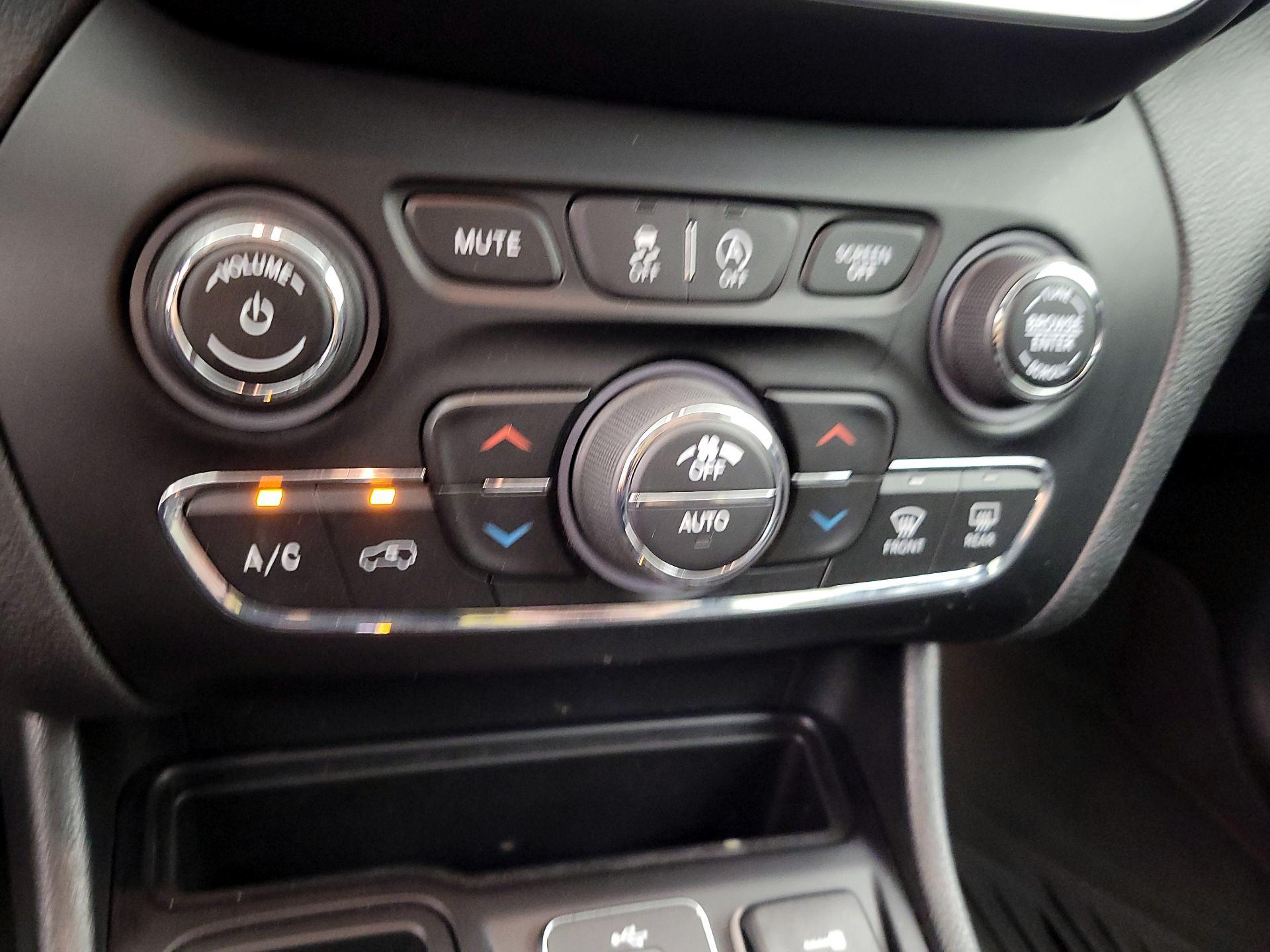 Thumbnail: 2019 Jeep Cherokee - 16