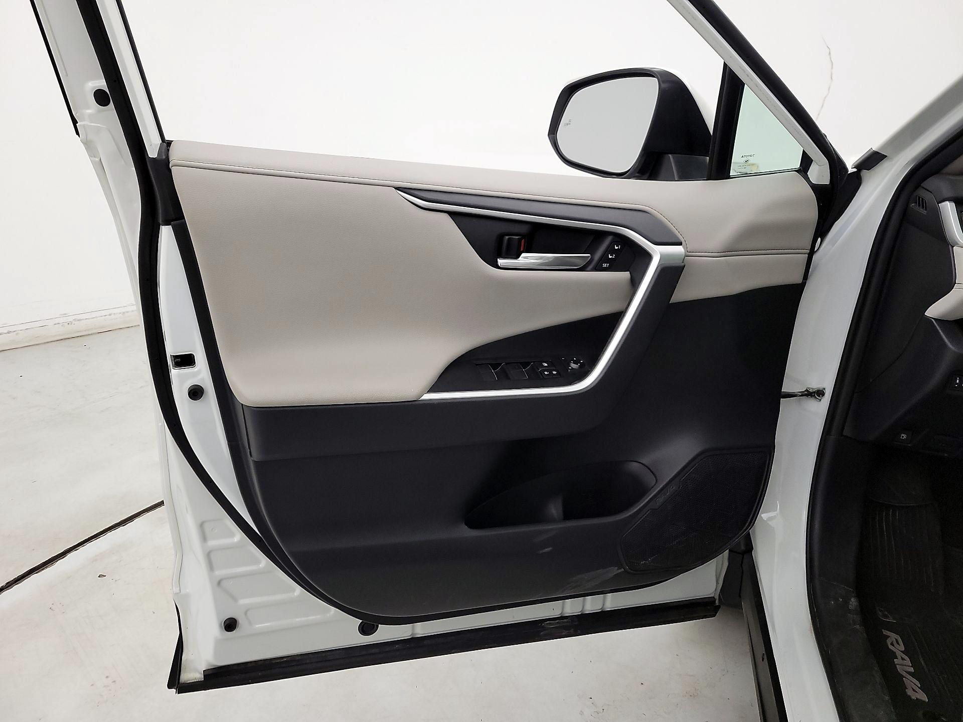 Thumbnail: 2020 Toyota RAV4 - 12